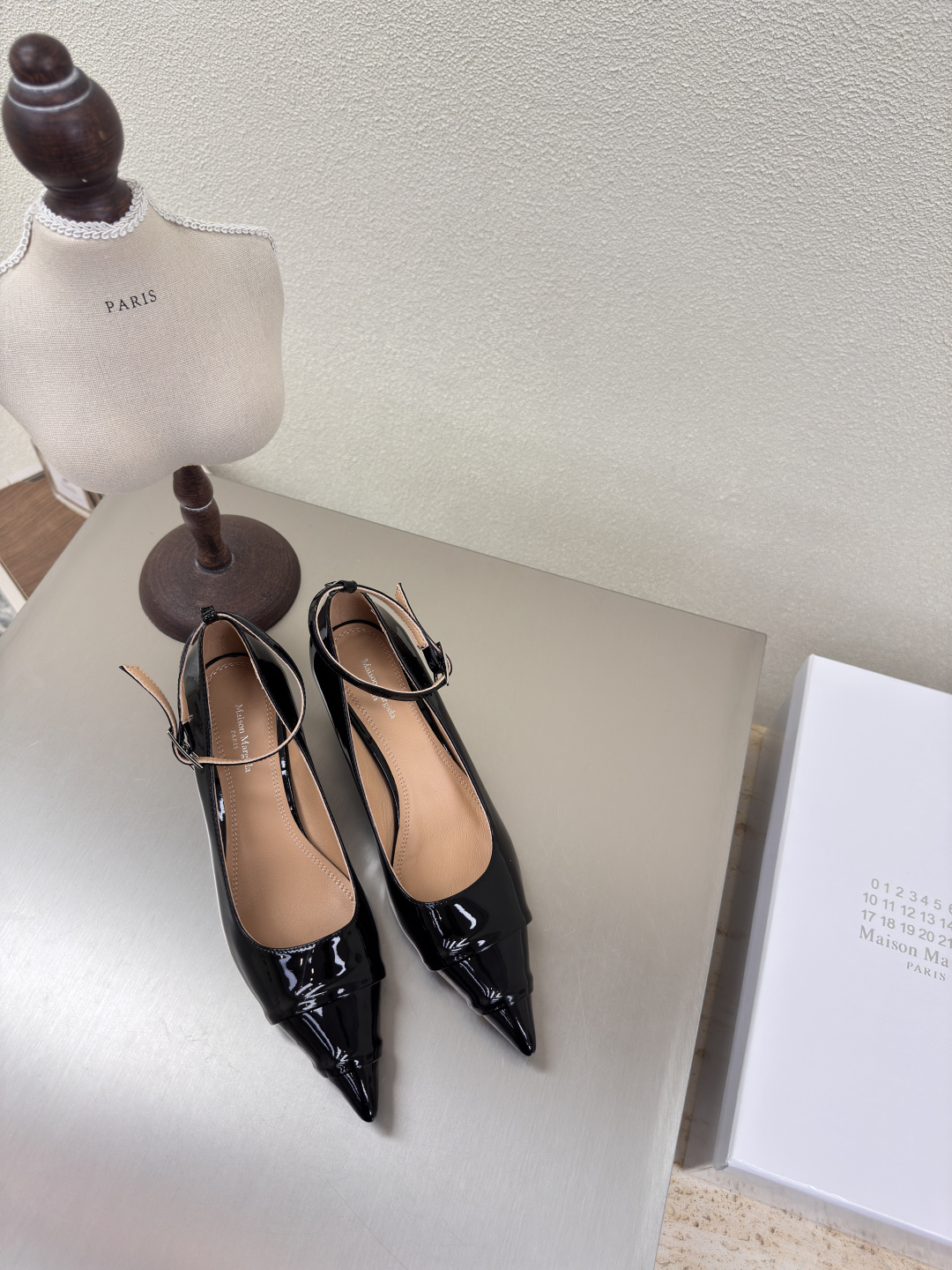 NO:260152,Cat heel pointed toe single shoes MM6 Maison Margiela black Maverick patent leather hot fashion style Black Mm6 Maison Margiela's experiment starts from the functionalist deconstruction aesthetic, unexpected playful and avant-garde interpretation, changeable and simple style tailoring, presenting an extremely creative fashion experimental style. Leather outsole design, high mercerized beef reverse velvet, comfortable and delicate, water-dyed cowhide li, high-end version, rebellious and low-key Mm6 Maison Marqiela has released new styles, fashionable shoes with pragmatism as the core of the design. The avant-garde design is similar to the main line Tabi split-toe styling design. Paired with the top layer cowhide upper, water-dyed cowhide inner neat upper, modern and fashionable, it can also become one of the most practical items for daily wardrobe wear!  The original uniform outsole is selected with digital heel 35 36 37 38 39 40 (40 customized), single shoes, masion margiela, cowhide, Leather soles19860909猫跟 尖头 单鞋 MM6 Maison Margiela  黑色 小牛漆皮 大热时尚风格 黑色 Mm6 Maison Margiela的实验性从功能主义的解构美学出发,意想不到的玩味和前卫演绎,多变的简约风格剪裁,呈现创意无比的时装实验造型. 真皮大底设计 高丝光牛反绒 舒服细腻 水染牛皮里 皮里 高端对版  反叛又低调的Mm6 Maison Marqiela再出新款,以实用主义为设计核心的时髦鞋履. 前卫的设计与主线的Tabi分趾造型设计有着异曲同工 搭配头层牛皮鞋面,水染牛皮内里 利落的鞋面设计,摩登时髦的同时也可以成为日常衣橱非常实穿的单品之一! 大底选用原版一致大底 搭配数字跟 35 36 37 38 39 40 (40 定制),单鞋,masion margiela,cowhide,Leather soles,Women's Shoes