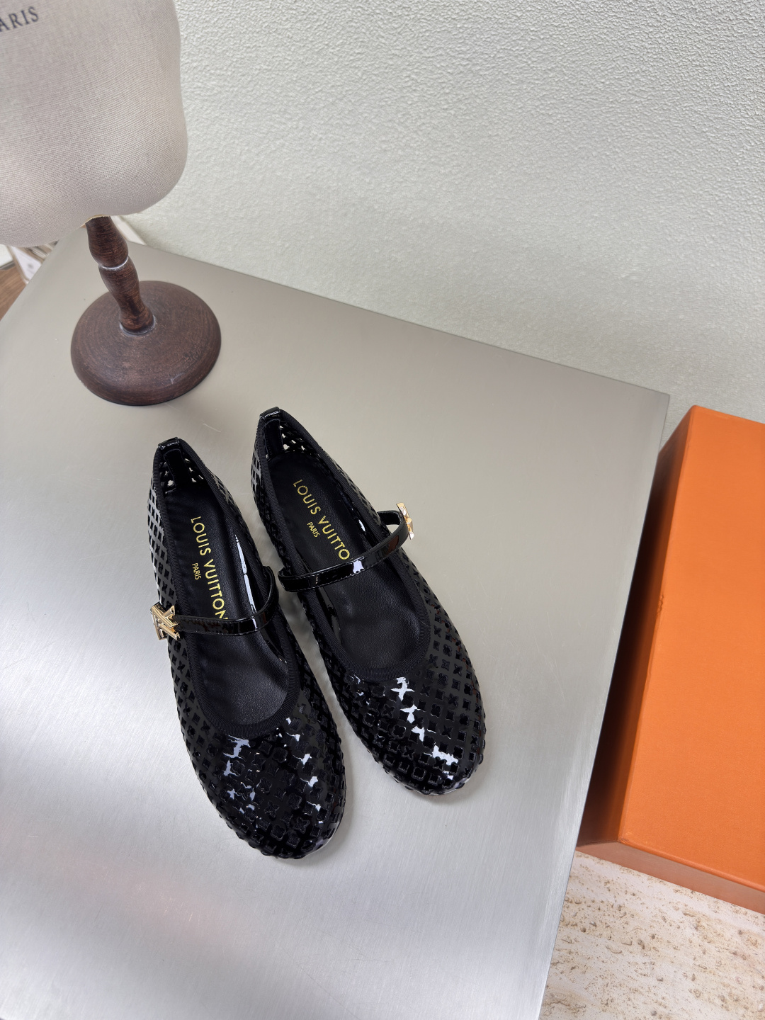 NO:260150,The full series of L donkey ballet shoes, super cost-effective, presbyterian hollow series, black LV creation allows LV to still provide stunning and desire for creators and young players. 5 new colors have been produced and new. The actual product has been fully exposed and is expected to be released in the near future!  Material calf patent leather High quality Flawless Sole Italian leather outsole Size 35 36 37 38 39 40 41, ballet shoes, louis vuitton, louis vuitton, Leather soles19860909全系列 L驴 芭蕾舞鞋 超高性价比 老花镂空系列 黑色 LV 打造 使得 LV  仍能为创作者、青年玩家,提供惊艳和渴望. 5 种款新配色再次高产上新,目前实物已经全面曝光,预计将在近期陆续发布！ 材质小牛漆皮 高品质 无瑕疵 鞋底意大利真皮大底 码数 35 36 37 38 39 40 41,芭蕾舞鞋,louis vuitton,louis vuitton,Leather soles,Women's Shoes