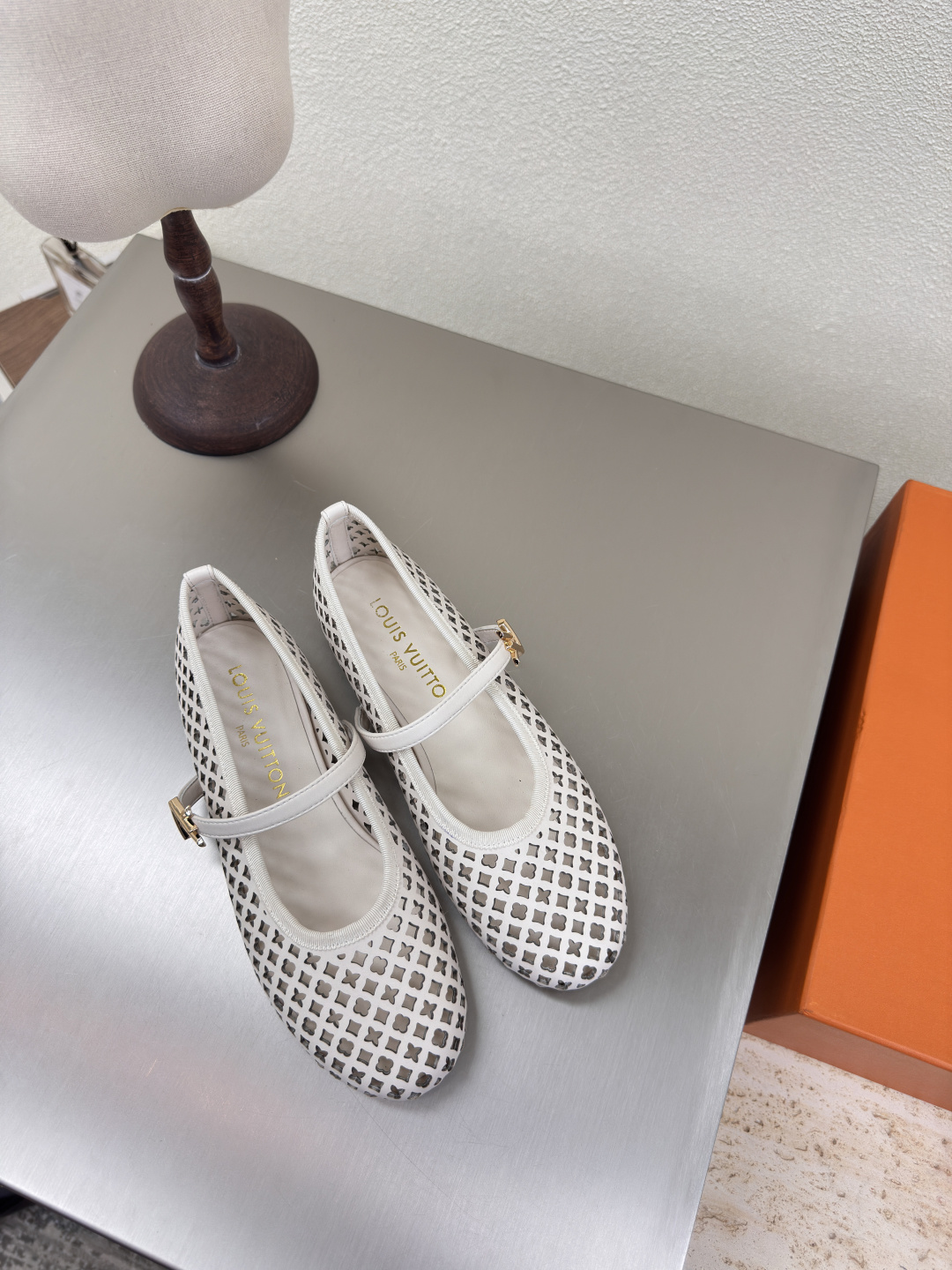 NO:260153,The full series of L donkey ballet shoes, super cost-effective, presbyterian hollow series, and white LV creation allows LV to still provide stunning and desire for creators and young players. 5 new colors have been produced and new. The actual product has been fully exposed and is expected to be released in the near future!  Material calf patent leather High quality Flawless Sole Italian leather outsole Size 35 36 37 38 39 40 41, ballet shoes, louis vuitton, louis vuitton, Leather soles19860909全系列 L驴 芭蕾舞鞋 超高性价比 老花镂空系列 白色 LV 打造 使得 LV  仍能为创作者、青年玩家,提供惊艳和渴望. 5 种款新配色再次高产上新,目前实物已经全面曝光,预计将在近期陆续发布！ 材质小牛漆皮 高品质 无瑕疵 鞋底意大利真皮大底 码数 35 36 37 38 39 40 41,芭蕾舞鞋,louis vuitton,louis vuitton,Leather soles,Women's Shoes