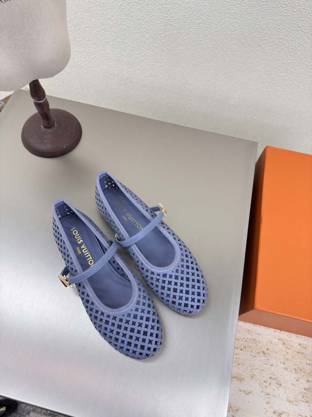 NO:260156,The full series of L donkey ballet shoes, super cost-effective, presbyterian hollow series, blue LV creation allows LV to still provide stunning and desire for creators and young players. 5 new colors have been produced and new. The actual product has been fully exposed and is expected to be released in the near future!  Calfskin material High quality Flawless Sole Italian leather outsole Size 35 36 37 38 39 40 41, ballet shoes, louis vuitton, louis vuitton, cowhide, Leather soles19860909全系列 L驴 芭蕾舞鞋 超高性价比 老花镂空系列 蓝色 LV 打造 使得 LV  仍能为创作者、青年玩家,提供惊艳和渴望. 5 种款新配色再次高产上新,目前实物已经全面曝光,预计将在近期陆续发布！ 材质小牛皮 高品质 无瑕疵 鞋底意大利真皮大底 码数 35 36 37 38 39 40 41,芭蕾舞鞋,louis vuitton,louis vuitton,cowhide,Leather soles,Women's Shoes