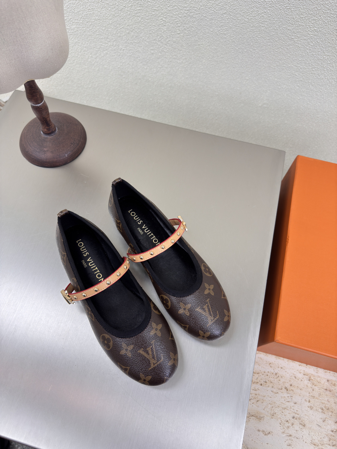 NO:260171,Presbyterian Full Series L Donkey Ballet Shoes Super cost-effective Presbyterian Series Coffee Color Original Material LV Creation allows LV to still provide stunning and desire for creators and young players. 5 new colors have been produced and have been released again. The actual product has been fully exposed and is expected to be released in the near future!  Material Original Material Flawless Sole Italian Leather Outsole Size 35 36 37 38 39 40 41, Ballet Shoes, louis vuitton, louis vuitton, Leather Soles19860909老花 全系列 L驴 芭蕾舞鞋 超高性价比 老花系列 咖啡色 原版材质 LV 打造 使得 LV  仍能为创作者、青年玩家,提供惊艳和渴望. 5 种款新配色再次高产上新,目前实物已经全面曝光,预计将在近期陆续发布！ 材质原版材质 无瑕疵 鞋底意大利真皮大底 码数 35 36 37 38 39 40 41,芭蕾舞鞋,louis vuitton,louis vuitton,Leather soles,Women's Shoes