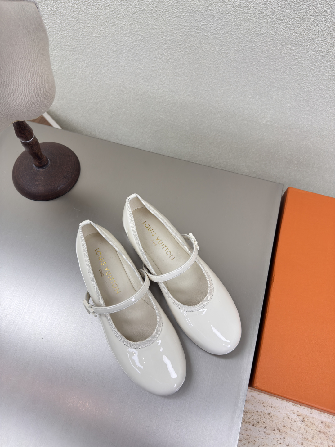 NO:260148,Plain style L donkey ballet shoes, super cost-effective, presbyopia series, white calf patent leather LV creation allows LV to still provide stunning and desire for creators and young players. 5 new colors have been produced and new. The actual product has been fully exposed and is expected to be released in the near future!  Material Original Material Flawless Sole Italian Leather Outsole Size 35 36 37 38 39 40 41, Ballet Shoes, louis vuitton, louis vuitton, Leather Soles19860909素面款 L驴 芭蕾舞鞋 超高性价比 老花系列 白色小牛漆皮 LV 打造 使得 LV  仍能为创作者、青年玩家,提供惊艳和渴望. 5 种款新配色再次高产上新,目前实物已经全面曝光,预计将在近期陆续发布！ 材质原版材质 无瑕疵 鞋底意大利真皮大底 码数 35 36 37 38 39 40 41,芭蕾舞鞋,louis vuitton,louis vuitton,Leather soles,Women's Shoes