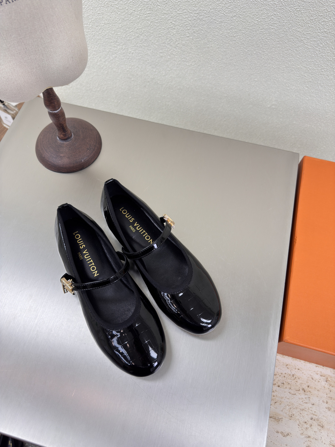 NO:260151,Plain style L donkey ballet shoes, super cost-effective, presbyopia series, black calf patent leather LV creation allows LV to still provide stunning and desire for creators and young players. 5 new colors have been produced and new. The actual product has been fully exposed and is expected to be released in the near future!  Material Original Material Flawless Sole Italian Leather Outsole Size 35 36 37 38 39 40 41, Ballet Shoes, louis vuitton, louis vuitton, Leather Soles19860909素面款 L驴 芭蕾舞鞋 超高性价比 老花系列 黑色小牛漆皮 LV 打造 使得 LV  仍能为创作者、青年玩家,提供惊艳和渴望. 5 种款新配色再次高产上新,目前实物已经全面曝光,预计将在近期陆续发布！ 材质原版材质 无瑕疵 鞋底意大利真皮大底 码数 35 36 37 38 39 40 41,芭蕾舞鞋,louis vuitton,louis vuitton,Leather soles,Women's Shoes