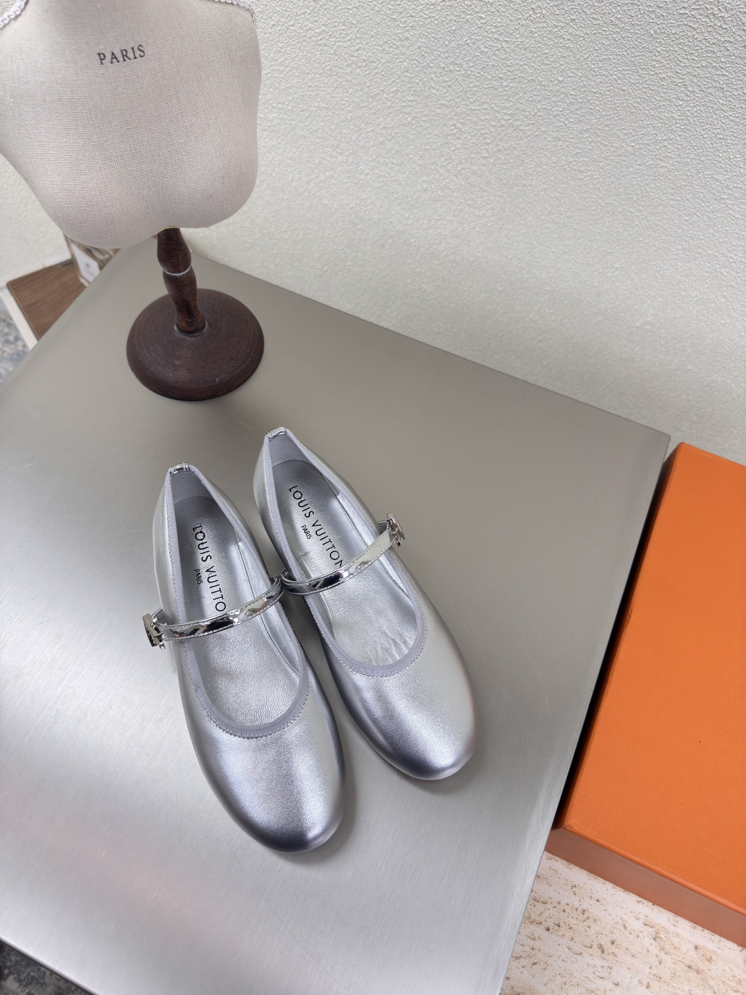 NO:260154,Plain style L donkey ballet shoes, super cost-effective, presbyopia series, silver lambskin LV creation allows LV to still provide stunning and desire for creators and young players. 5 new colors have been produced and new. The actual product has been fully exposed and is expected to be released in the near future!  Material lambskin Original material Flawless Sole Italian leather outsole Size 35 36 37 38 39 40 41, ballet shoes, louis vuitton, louis vuitton, sheepskin, Leather soles19860909素面款 L驴 芭蕾舞鞋 超高性价比 老花系列 银色小羊皮 LV 打造 使得 LV  仍能为创作者、青年玩家,提供惊艳和渴望. 5 种款新配色再次高产上新,目前实物已经全面曝光,预计将在近期陆续发布！ 材质小羊皮 原版材质 无瑕疵 鞋底意大利真皮大底 码数 35 36 37 38 39 40 41,芭蕾舞鞋,louis vuitton,louis vuitton,sheepskin,Leather soles,Women's Shoes