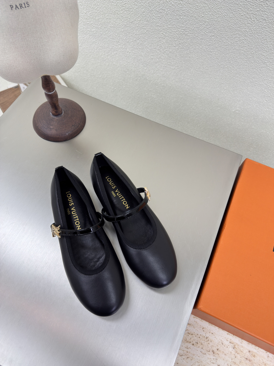 NO:260160,Plain style L donkey ballet shoes, super cost-effective black lambskin LV creation allows LV to still provide stunning and desire for creators and young players. 5 new colors have been produced and new. The actual product has been fully exposed and is expected to be released in the near future!  Material Original Material Flawless Sole Italian Leather Outsole Size 35 36 37 38 39 40 41, Ballet Shoes, louis vuitton, louis vuitton, sheepskin, Leather Soles19860909素面款 L驴 芭蕾舞鞋 超高性价比 黑色小羊皮 LV 打造 使得 LV  仍能为创作者、青年玩家,提供惊艳和渴望. 5 种款新配色再次高产上新,目前实物已经全面曝光,预计将在近期陆续发布！ 材质原版材质 无瑕疵 鞋底意大利真皮大底 码数 35 36 37 38 39 40 41,芭蕾舞鞋,louis vuitton,louis vuitton,sheepskin,Leather soles,Women's Shoes