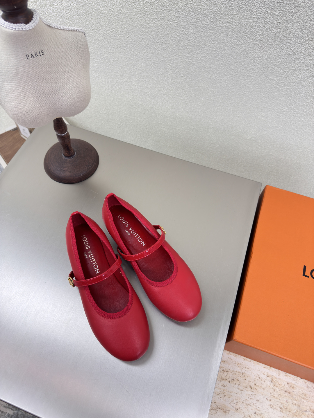 NO:260169,Original hardware, plain style, L donkey ballet shoes, super cost-effective, red lambskin LV creation allows LV to still provide stunning and desire for creators and young players. 5 new colors have been produced and new. The actual product has been fully exposed and is expected to be released in the near future!  Material Original Material Flawless Sole Italian Leather Outsole Size 35 36 37 38 39 40 41, Ballet Shoes, louis vuitton, louis vuitton, sheepskin, Leather Soles19860909原版五金 素面款 L驴 芭蕾舞鞋 超高性价比 红色 小羊皮LV 打造 使得 LV  仍能为创作者、青年玩家,提供惊艳和渴望. 5 种款新配色再次高产上新,目前实物已经全面曝光,预计将在近期陆续发布！ 材质原版材质 无瑕疵 鞋底意大利真皮大底 码数 35 36 37 38 39 40 41,芭蕾舞鞋,louis vuitton,louis vuitton,sheepskin,Leather soles,Women's Shoes