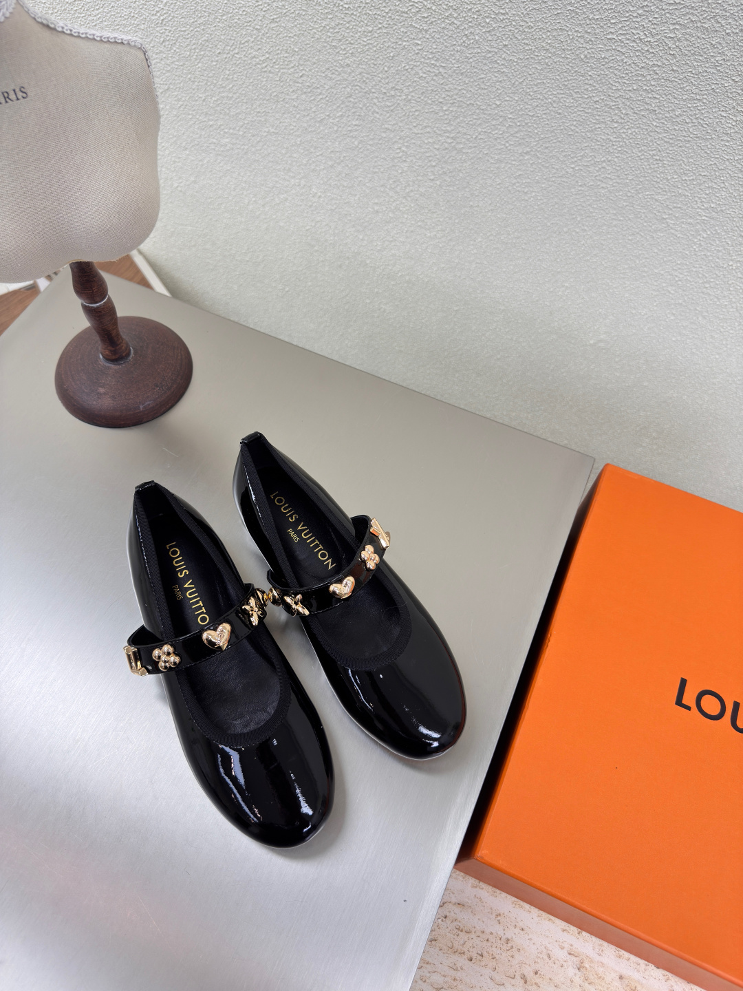 NO:260172,Original hardware, plain style, L donkey ballet shoes, super cost-effective, and black calf patent leather LV creation allows LV to still provide stunning and desire for creators and young players. 5 new colors have been produced and new. The actual product has been fully exposed and is expected to be released in the near future!  Material Original Material Flawless Sole Italian Leather Outsole Size 35 36 37 38 39 40 41, Ballet Shoes, louis vuitton, louis vuitton, Leather Soles19860909原版五金 素面款 L驴 芭蕾舞鞋 超高性价比 黑色小牛漆皮 LV 打造 使得 LV  仍能为创作者、青年玩家,提供惊艳和渴望. 5 种款新配色再次高产上新,目前实物已经全面曝光,预计将在近期陆续发布！ 材质原版材质 无瑕疵 鞋底意大利真皮大底 码数 35 36 37 38 39 40 41,芭蕾舞鞋,louis vuitton,louis vuitton,Leather soles,Women's Shoes