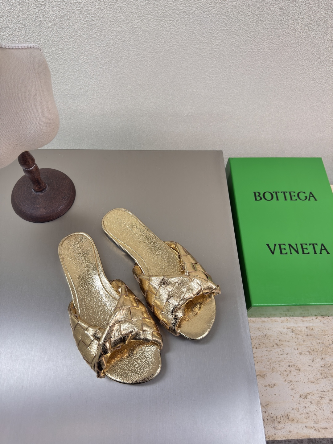 NO:248969,Flat-soled series BV Blink series slippers 15mm level woven single shoes genuine leather hand-woven golden weaving This classic model is simply the latest bv ceiling. Two-color color versatile. Simple piece of leather 15mm pull strips. Hand-woven. High-end comfort. High-quality calfskin. Floor-pad sheepskin inner comfortable and high-end. The sole is made of Italian leather outsole & injection rubber technology. Light dyeing technology. Benchmarked. The original packaging. The shoe bag uses glue-printing logo technology. The highest end of the market. The toe is made of hot melt glue. The heel is easy to rebound and does not deform. The upper line is made of Italian computer needle truck. The workmanship is fine. The original packaging is treated with customers sincerely. 35 36 37 38 39 40 41 42 43 (40 41 42 43  Customized), slippers, bottega veneta, slippers, cowhide, sheepskin, Leather soles19860909平底系列 BV Blink 系列拖鞋 15 毫米级 编织单鞋 真皮手工编织  金色编织 这款经典款 简直bv最新天花板啦 双色彩色百搭  简约一块皮15毫米抽条  手工编织而成 高档舒适 面料选用优质小牛皮 垫脚羊皮内里舒适高端 大底选用意大利真皮大底&注塑橡胶工艺 运用轻染工艺 对标对版 选用原版包装 鞋子布袋采用印胶logo工艺 市场最高端 采用热熔胶定型鞋头 后跟 易回弹不变形  鞋面车线选用意大利电脑针车 做工精细 选用原版包装 真心对待客人 35 36 37 38 39 40 41 42 43 （40 41 42 43 定制）,拖鞋,bottega veneta,slippers,cowhide,sheepskin,Leather soles,Women's Shoes