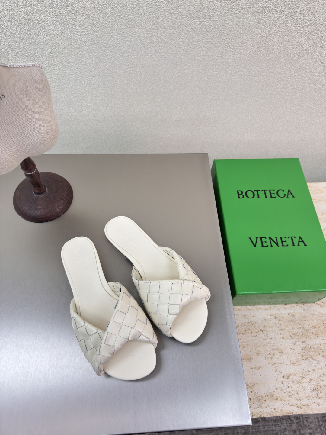 NO:248745,Flat-soled series BV Blink series slippers 15mm grade knitted single shoes genuine leather hand-woven salt white knitted This classic model is simply the latest bv ceiling. Two-color color versatile. Simple piece of leather 15mm pull strips. Hand-woven. High-end comfort. High-quality calfskin. Floor-pad sheepskin inner comfortable and high-end. The sole uses Italian leather outsole & injection rubber technology. Light dyeing technology. Benchmarked. The original packaging. The shoe bag uses glue-printing logo technology. The highest end of the market. The toe is fixed with hot melt adhesive. The heel is easy to rebound and does not deform. The upper line is Italian computer needle truck. The workmanship is fine. The original packaging treats customers sincerely. 35 36 37 38 39 40 41 42 43 (40 41 42 43  Customized), slippers, bottega veneta, slippers, cowhide, sheepskin, Leather soles19860909平底系列 BV Blink 系列拖鞋 15 毫米级 编织单鞋 真皮手工编织  盐白色 编织 这款经典款 简直bv最新天花板啦 双色彩色百搭  简约一块皮15毫米抽条  手工编织而成 高档舒适 面料选用优质小牛皮 垫脚羊皮内里舒适高端 大底选用意大利真皮大底&注塑橡胶工艺 运用轻染工艺 对标对版 选用原版包装 鞋子布袋采用印胶logo工艺 市场最高端 采用热熔胶定型鞋头 后跟 易回弹不变形  鞋面车线选用意大利电脑针车 做工精细 选用原版包装 真心对待客人 35 36 37 38 39 40 41 42 43 （40 41 42 43 定制）,拖鞋,bottega veneta,slippers,cowhide,sheepskin,Leather soles,Women's Shoes