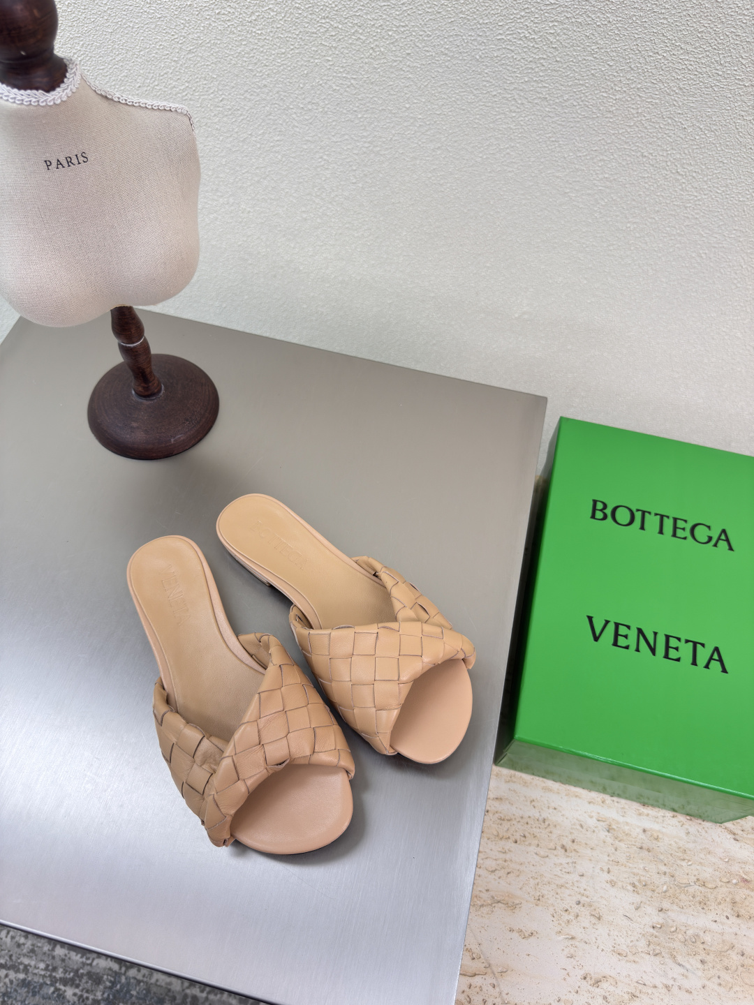 NO:248739,Flat-soled series BV Blink series slippers 15mm grade knitted single shoes genuine leather hand-woven apricot color knitted This classic model is simply the latest bv ceiling. Two-color color versatile. Simple piece of leather 15mm pull strips. Hand-woven. High-end comfort. High-quality calfskin. Floor-pad sheepskin inner comfortable and high-end. The sole is made of Italian leather outsole & injection rubber technology. Light dyeing technology. Benchmarked. The original packaging. The shoe bag uses glue logo technology. The highest end of the market. The toe is fixed with hot melt adhesive. The heel is easy to rebound and does not deform. The upper line is made of Italian computer needle truck. The workmanship is fine. The original packaging is treated with customers sincerely. 35 36 37 38 39 40 41 42 43 (40 41 42 43  Customized), slippers, bottega veneta, slippers, cowhide, sheepskin, Leather soles19860909平底系列 BV Blink 系列拖鞋 15 毫米级 编织单鞋 真皮手工编织  杏色 编织 这款经典款 简直bv最新天花板啦 双色彩色百搭  简约一块皮15毫米抽条  手工编织而成 高档舒适 面料选用优质小牛皮 垫脚羊皮内里舒适高端 大底选用意大利真皮大底&注塑橡胶工艺 运用轻染工艺 对标对版 选用原版包装 鞋子布袋采用印胶logo工艺 市场最高端 采用热熔胶定型鞋头 后跟 易回弹不变形  鞋面车线选用意大利电脑针车 做工精细 选用原版包装 真心对待客人 35 36 37 38 39 40 41 42 43 （40 41 42 43 定制）,拖鞋,bottega veneta,slippers,cowhide,sheepskin,Leather soles,Women's Shoes