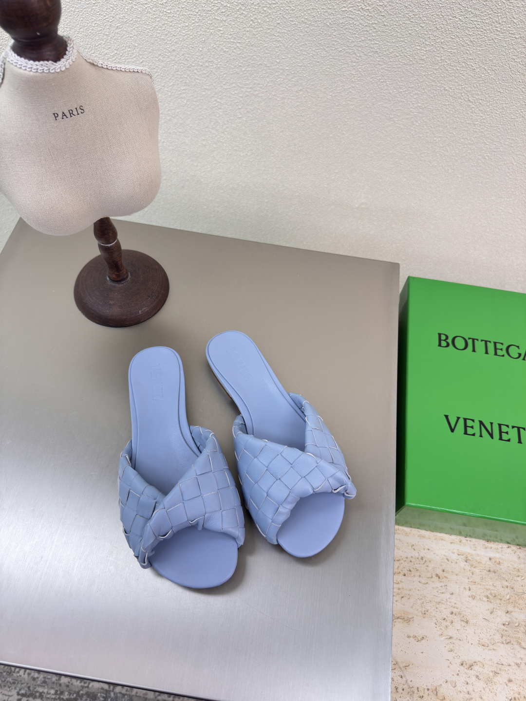 NO:248749,Flat-soled series BV Blink series slippers 15mm grade knitted single shoes genuine leather hand-woven light blue knitted This classic model is simply the latest bv ceiling. Two-color color versatile. Simple piece of leather 15mm pull strips. Hand-knitted high-end fabric with high-quality calfskin. Fitted sheepskin inner comfortable and high-end. The sole uses Italian leather outsole & injection rubber process. Light dyeing process. Benchmarked. Use original packaging. Shoe bags are printed with glue logo process. The highest end of the market. Use hot melt glue toe. The heel is easy to rebound and does not deform. The upper line is Italian computer needle truck. Fine workmanship. Use original packaging. Treat customers sincerely. 35 36 37 38 39 40 41 42 43 (40 41 42  43 Customized), Slippers, Bottega Veneta, Slippers, Cowhide, Sheepskin, Leather soles19860909平底系列 BV Blink 系列拖鞋 15 毫米级 编织单鞋 真皮手工编织  淡蓝色 编织 这款经典款 简直bv最新天花板啦 双色彩色百搭  简约一块皮15毫米抽条  手工编织而成 高档舒适 面料选用优质小牛皮 垫脚羊皮内里舒适高端 大底选用意大利真皮大底&注塑橡胶工艺 运用轻染工艺 对标对版 选用原版包装 鞋子布袋采用印胶logo工艺 市场最高端 采用热熔胶定型鞋头 后跟 易回弹不变形  鞋面车线选用意大利电脑针车 做工精细 选用原版包装 真心对待客人 35 36 37 38 39 40 41 42 43 （40 41 42 43 定制）,拖鞋,bottega veneta,slippers,cowhide,sheepskin,Leather soles,Women's Shoes