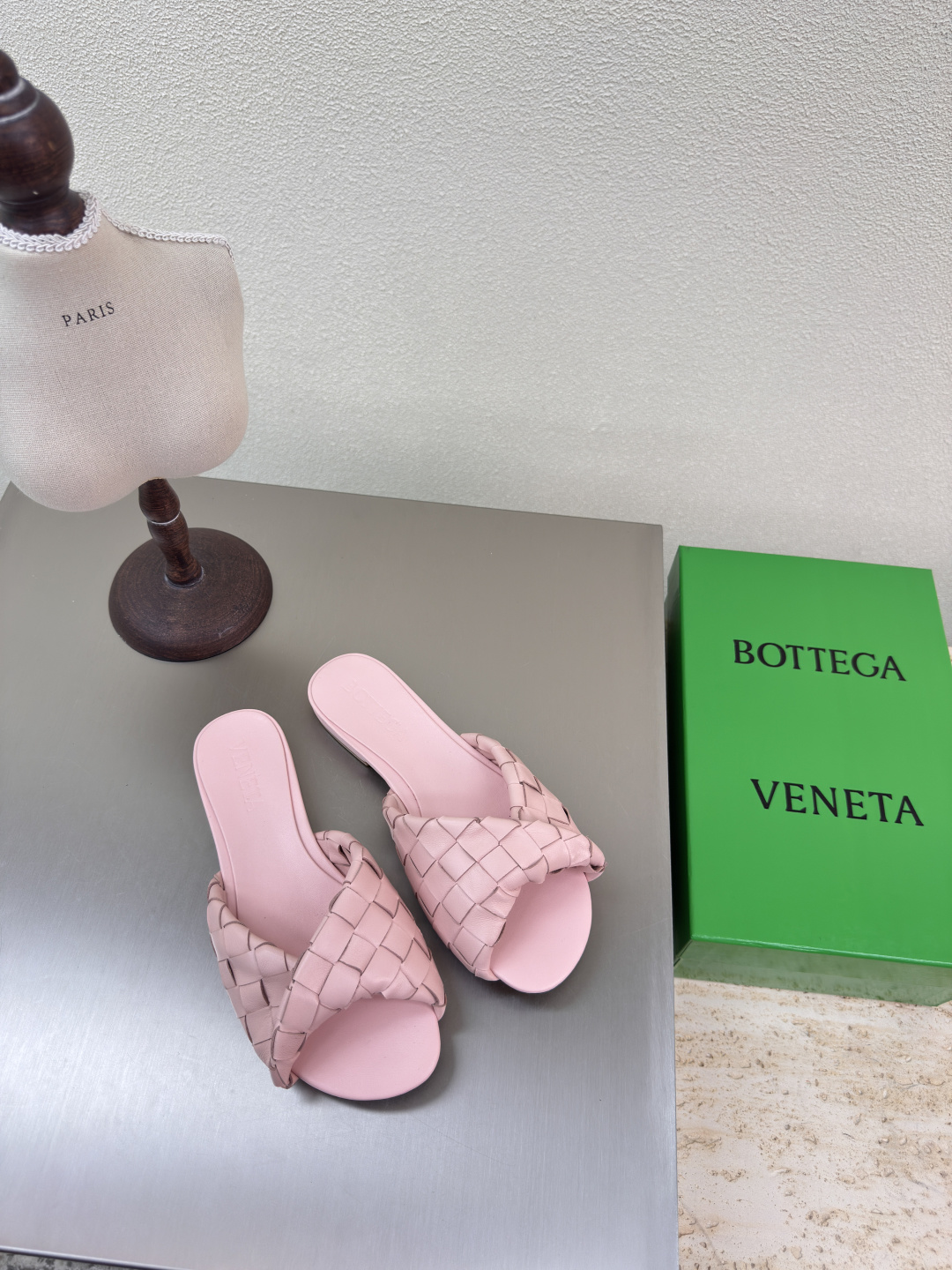 NO:248754,Flat-soled series BV Blink series slippers 15mm level woven single shoes genuine leather hand-woven relief powder knitting This classic model is simply the latest bv ceiling. Two-color versatile. Simple piece of leather 15mm pull strips. Hand-woven. High-end comfort. High-quality calfskin. Floor-pad sheepskin inner comfortable and high-end. The sole is made of Italian leather outsole & injection rubber technology. Light dyeing technology. Benchmarked. The original packaging. The shoe bag uses glue-printing logo technology. The highest end of the market. The toe is fixed with hot melt adhesive. The heel is easy to rebound and does not deform. The upper line is made of Italian computer needle truck. The workmanship is fine. The original packaging is treated with customers sincerely. 35 36 37 38 39 40 41 42 43 (40 41 42  43 Customized), Slippers, Bottega Veneta, Slippers, Cowhide, Sheepskin, Leather soles19860909平底系列 BV Blink 系列拖鞋 15 毫米级 编织单鞋 真皮手工编织  浮雕粉 编织 这款经典款 简直bv最新天花板啦 双色彩色百搭  简约一块皮15毫米抽条  手工编织而成 高档舒适 面料选用优质小牛皮 垫脚羊皮内里舒适高端 大底选用意大利真皮大底&注塑橡胶工艺 运用轻染工艺 对标对版 选用原版包装 鞋子布袋采用印胶logo工艺 市场最高端 采用热熔胶定型鞋头 后跟 易回弹不变形  鞋面车线选用意大利电脑针车 做工精细 选用原版包装 真心对待客人 35 36 37 38 39 40 41 42 43 （40 41 42 43 定制）,拖鞋,bottega veneta,slippers,cowhide,sheepskin,Leather soles,Women's Shoes