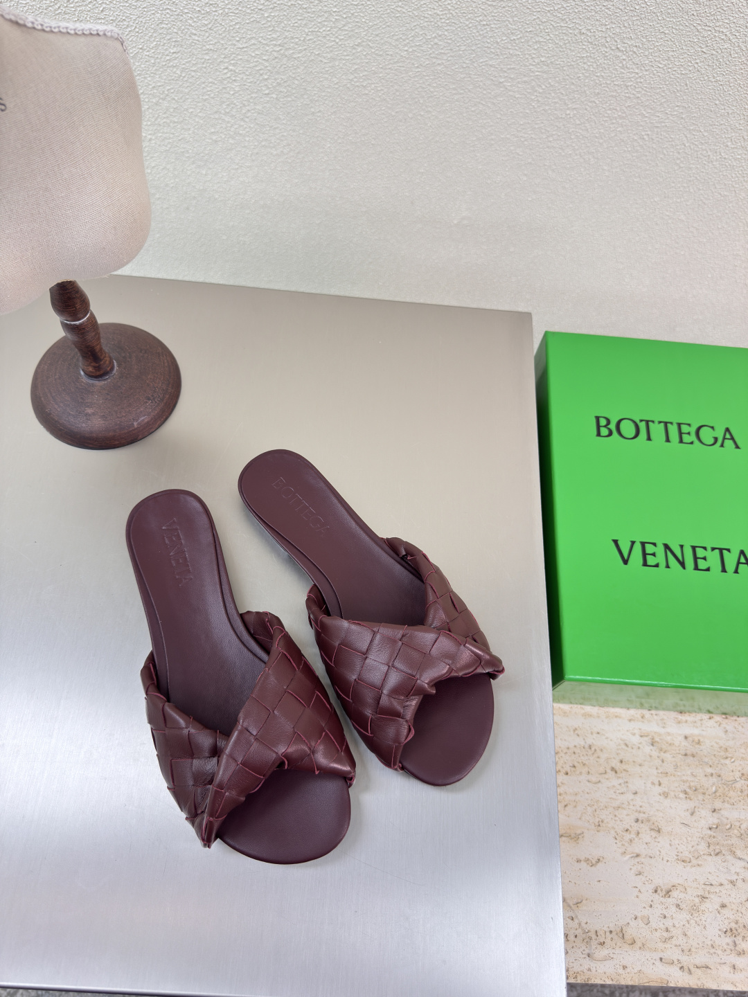 NO:248759,Flat-soled series BV Blink series slippers 15mm grade knitted single shoes genuine leather hand-woven Angora wine red knitted This classic model is simply the latest bv ceiling. Two-color versatile. Simple piece of leather 15mm pull strips. Hand-knitted high-end fabric with high-quality calfskin. Fitted sheepskin inner comfortable and high-end. The sole uses Italian leather outsole & injection rubber process. Light dyeing process. Benchmarked. Use original packaging. Shoe bags are printed with glue logo process. The highest end of the market. Use hot melt glue toe. The heel is easy to rebound and does not deform. The upper car line is made of Italian computer needle truck. Fine workmanship. Use original packaging. Treat customers sincerely. 35 36 37 38 39 40 41 42 43 (40 41 42  43 Customized), Slippers, Bottega Veneta, Slippers, Cowhide, Sheepskin, Leather soles19860909平底系列 BV Blink 系列拖鞋 15 毫米级 编织单鞋 真皮手工编织  安哥拉酒红 编织 这款经典款 简直bv最新天花板啦 双色彩色百搭  简约一块皮15毫米抽条  手工编织而成 高档舒适 面料选用优质小牛皮 垫脚羊皮内里舒适高端 大底选用意大利真皮大底&注塑橡胶工艺 运用轻染工艺 对标对版 选用原版包装 鞋子布袋采用印胶logo工艺 市场最高端 采用热熔胶定型鞋头 后跟 易回弹不变形  鞋面车线选用意大利电脑针车 做工精细 选用原版包装 真心对待客人 35 36 37 38 39 40 41 42 43 （40 41 42 43 定制）,拖鞋,bottega veneta,slippers,cowhide,sheepskin,Leather soles,Women's Shoes