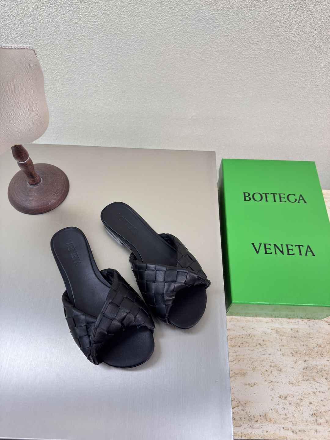 NO:248965,Flat-soled series BV Blink series slippers 15mm level woven single shoes genuine leather hand-woven black knit this classic model is the latest bv ceiling, two colors versatile, simple piece of leather 15mm pull strips, hand-woven, high-end, high-end fabric, high-quality calfskin, footbed sheepskin inner comfortable and high-end, outsole is Italian leather outsole & injection rubber process, light dyeing process, benchmark and matching version, original packaging, shoe bags adopt glue logo process, market top end, hot melt glue toe, heel, easy to rebound and not deform, upper car line is selected from Italian computer needle truck, fine workmanship, original packaging, treat customers sincerely 35 36 37 38 39 40 41 42 43 (40 41 42 43  Customized), slippers, bottega veneta, slippers, cowhide, sheepskin, Leather soles19860909平底系列 BV Blink 系列拖鞋 15 毫米级 编织单鞋 真皮手工编织  黑色 编织 这款经典款 简直bv最新天花板啦 双色彩色百搭  简约一块皮15毫米抽条  手工编织而成 高档舒适 面料选用优质小牛皮 垫脚羊皮内里舒适高端 大底选用意大利真皮大底&注塑橡胶工艺 运用轻染工艺 对标对版 选用原版包装 鞋子布袋采用印胶logo工艺 市场最高端 采用热熔胶定型鞋头 后跟 易回弹不变形  鞋面车线选用意大利电脑针车 做工精细 选用原版包装 真心对待客人 35 36 37 38 39 40 41 42 43 （40 41 42 43 定制）,拖鞋,bottega veneta,slippers,cowhide,sheepskin,Leather soles,Women's Shoes