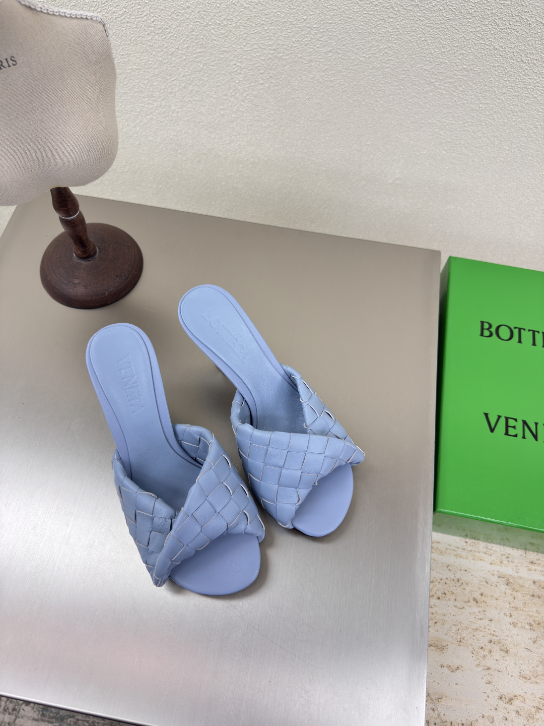 NO:248724,8cm high heel series BV Blink series slippers 15mm level woven single shoes genuine leather hand-woven light blue knit this classic model is simply bv latest ceiling, two colors versatile, simple piece of leather 15mm pull strips, hand-woven, high-end, high-end fabric, high-quality calfskin, footbed sheepskin inner comfortable and high-end, outsole is Italian leather outsole & injection rubber process, light dyeing process, benchmark and matching version, original packaging, shoe bags adopt glue logo process, market top end, hot melt glue toe, heel, easy to rebound and not deform, upper car line is Italian computer needle car, fine workmanship, original packaging, treat customers sincerely 35 36 37 38 39 40 41 42 43 (40 41  42 43 Customized), high heels slippers, bottega veneta, high heels, slippers, cowhide, sheepskin, Leather soles198609098cm 高跟 系列 BV Blink 系列拖鞋 15 毫米级 编织单鞋 真皮手工编织  淡蓝色 编织 这款经典款 简直bv最新天花板啦 双色彩色百搭  简约一块皮15毫米抽条  手工编织而成 高档舒适 面料选用优质小牛皮 垫脚羊皮内里舒适高端 大底选用意大利真皮大底&注塑橡胶工艺 运用轻染工艺 对标对版 选用原版包装 鞋子布袋采用印胶logo工艺 市场最高端 采用热熔胶定型鞋头 后跟 易回弹不变形  鞋面车线选用意大利电脑针车 做工精细 选用原版包装 真心对待客人 35 36 37 38 39 40 41 42 43 （40 41 42 43 定制）,高跟鞋拖鞋,bottega veneta,high heels,slippers,cowhide,sheepskin,Leather soles,Women's Shoes