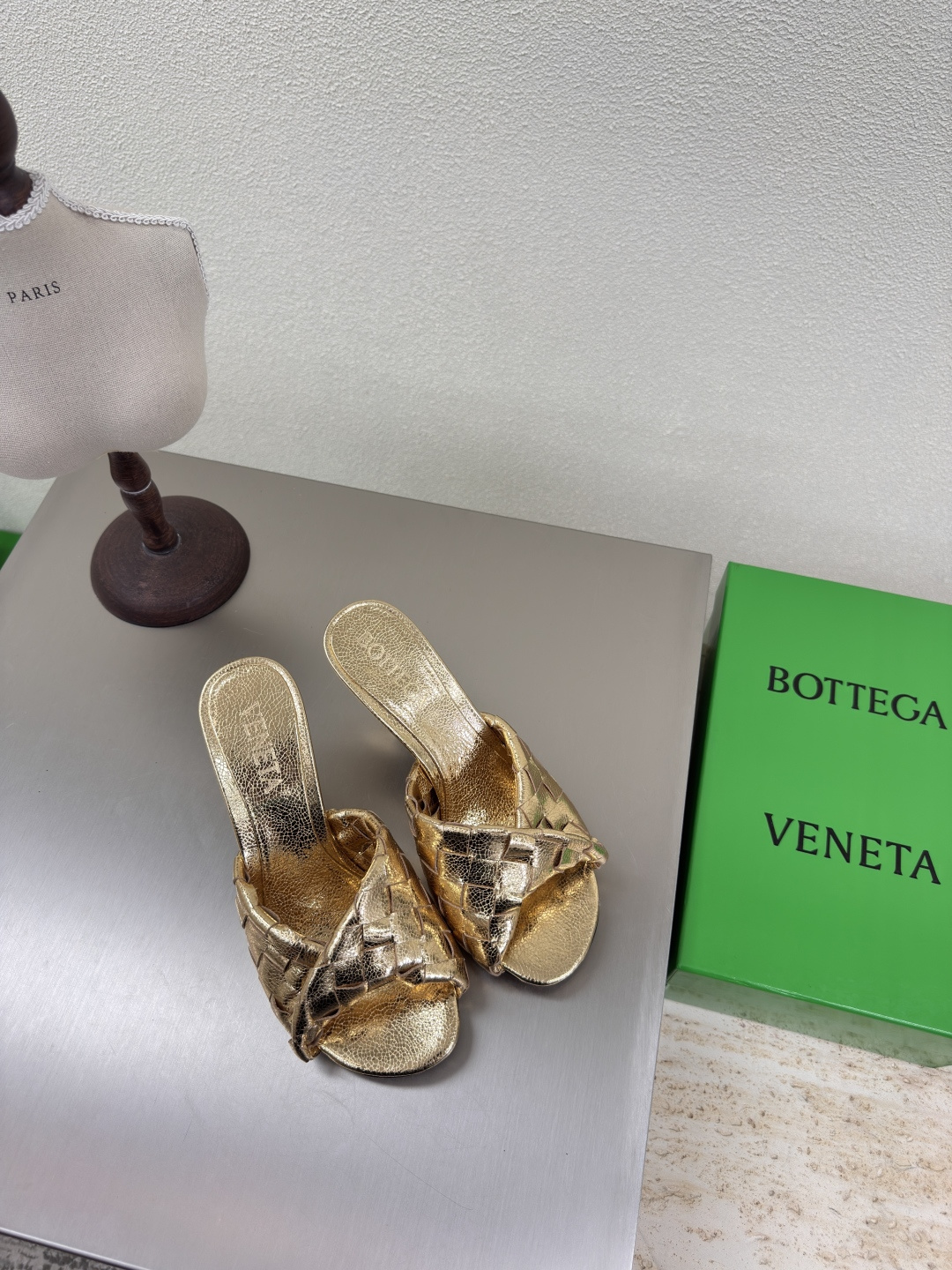 NO:248736,8cm high heel series BV Blink series slippers 15mm level woven single shoes genuine leather hand-woven gold knit this classic model is simply the latest bv ceiling. Two-color color versatile. Simple piece of leather 15mm pull strips. Hand-woven. High-end comfort. High-quality calfskin. Floor-up sheepskin inner comfortable and high-end. The sole is made of Italian leather outsole & injection rubber craftsmanship. Light dyeing technology. Benchmarked. The original packaging. The shoe bag uses glue-printing logo technology. The highest end of the market. The toe is made of hot melt glue. The toe is fixed. The heel is easy to rebound and does not deform. The upper line is made of Italian computer needle truck. The workmanship is fine. The original packaging is treated with customers sincerely. 35 36 37 38 39 40 41 42 43 (40 41  42 43 Customized), high heels slippers, bottega veneta, high heels, slippers, cowhide, sheepskin, Leather soles198609098cm 高跟 系列 BV Blink 系列拖鞋 15 毫米级 编织单鞋 真皮手工编织  金色 编织 这款经典款 简直bv最新天花板啦 双色彩色百搭  简约一块皮15毫米抽条  手工编织而成 高档舒适 面料选用优质小牛皮 垫脚羊皮内里舒适高端 大底选用意大利真皮大底&注塑橡胶工艺 运用轻染工艺 对标对版 选用原版包装 鞋子布袋采用印胶logo工艺 市场最高端 采用热熔胶定型鞋头 后跟 易回弹不变形  鞋面车线选用意大利电脑针车 做工精细 选用原版包装 真心对待客人 35 36 37 38 39 40 41 42 43 （40 41 42 43 定制）,高跟鞋拖鞋,bottega veneta,high heels,slippers,cowhide,sheepskin,Leather soles,Women's Shoes