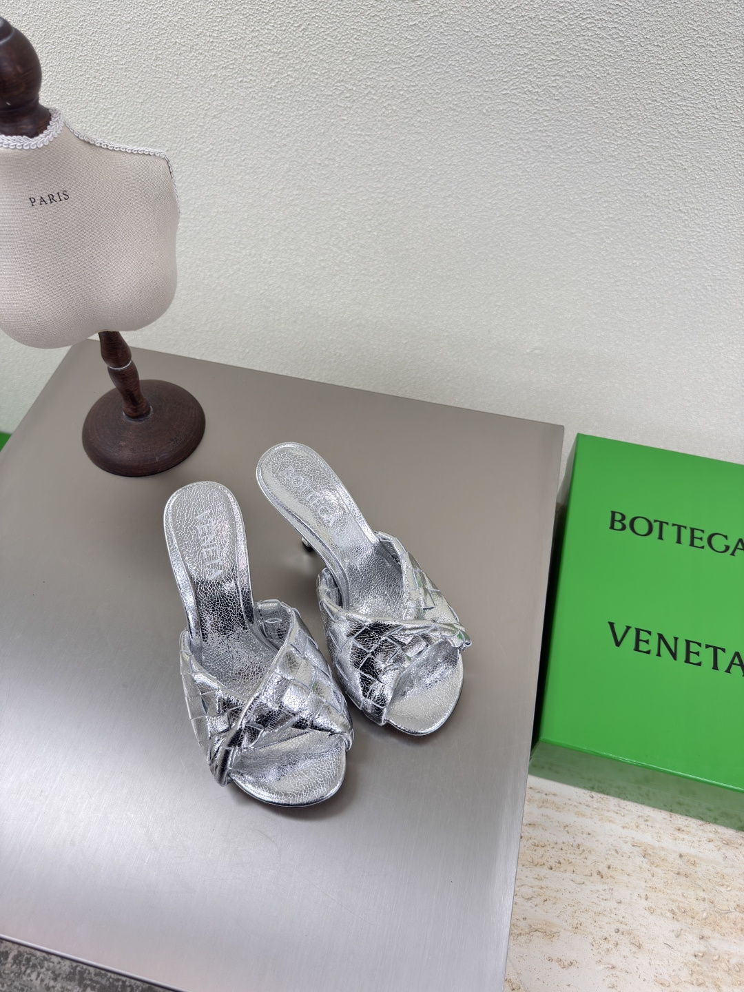 NO:248742,8cm high heel series BV Blink series slippers 15mm level woven single shoes genuine leather hand-woven silver knit this classic model is simply the latest bv ceiling. Two-color color versatile. Simple piece of leather 15mm pull strips. Hand-woven. High-end comfort. High-quality calfskin. Floor-up sheepskin inner comfortable and high-end. The sole is made of Italian leather outsole & injection rubber technology. Light dyeing technology. Benchmarked. The original packaging. The shoe bag uses glue-printing logo technology. The highest end of the market. The toe is made of hot melt glue. The toe is fixed. The heel is easy to rebound and does not deform. The upper line is made of Italian computer needle truck. The workmanship is fine. The original packaging is treated with customers sincerely. 35 36 37 38 39 40 41 42 43 (40 41  42 43 Customized), high heels slippers, bottega veneta, high heels, slippers, cowhide, sheepskin, Leather soles198609098cm 高跟 系列 BV Blink 系列拖鞋 15 毫米级 编织单鞋 真皮手工编织  银色 编织 这款经典款 简直bv最新天花板啦 双色彩色百搭  简约一块皮15毫米抽条  手工编织而成 高档舒适 面料选用优质小牛皮 垫脚羊皮内里舒适高端 大底选用意大利真皮大底&注塑橡胶工艺 运用轻染工艺 对标对版 选用原版包装 鞋子布袋采用印胶logo工艺 市场最高端 采用热熔胶定型鞋头 后跟 易回弹不变形  鞋面车线选用意大利电脑针车 做工精细 选用原版包装 真心对待客人 35 36 37 38 39 40 41 42 43 （40 41 42 43 定制）,高跟鞋拖鞋,bottega veneta,high heels,slippers,cowhide,sheepskin,Leather soles,Women's Shoes