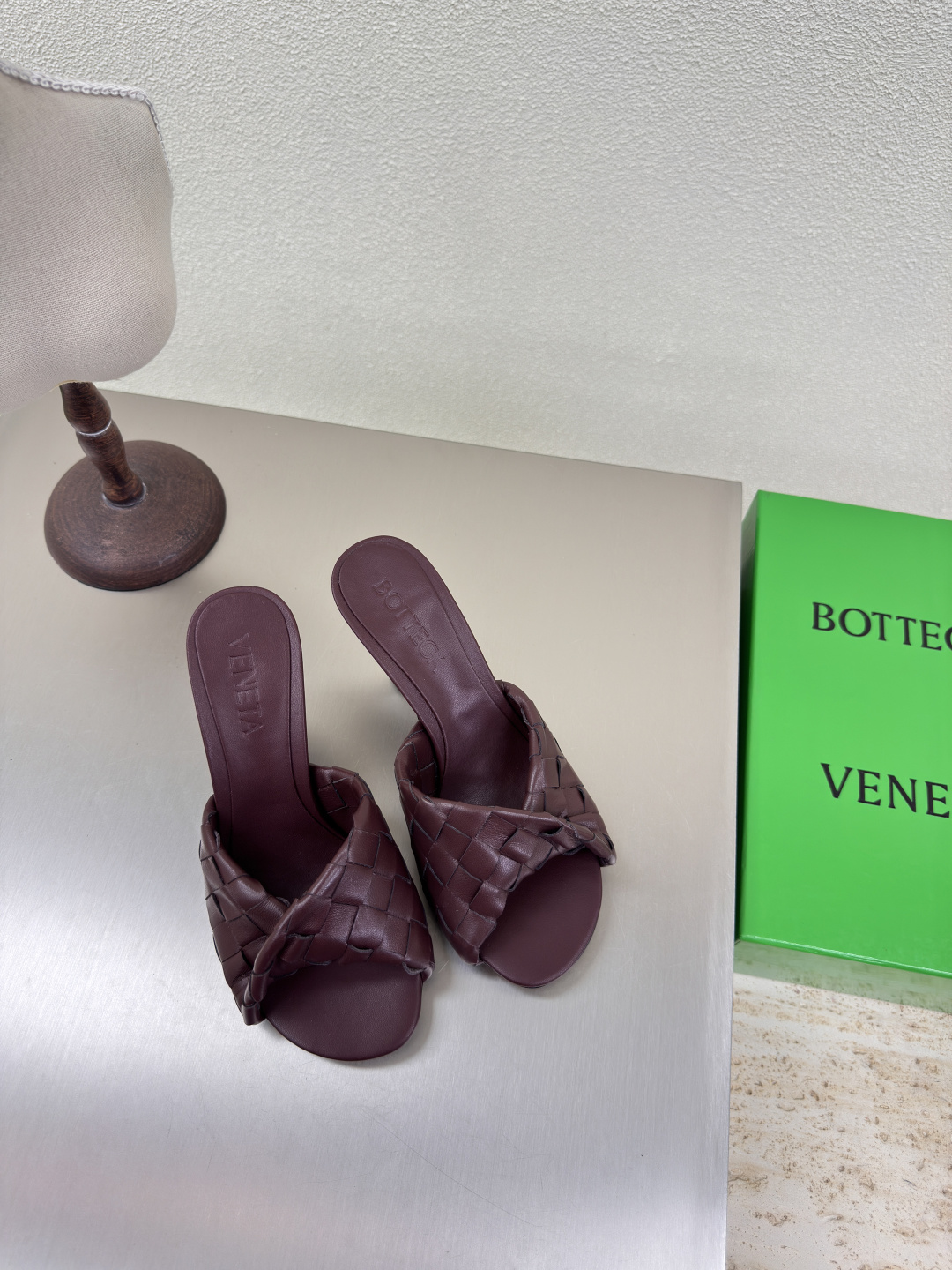 NO:248729,8cm high heel series BV Blink series slippers 15mm level woven single shoes genuine leather hand-woven Angora wine red knit this classic model is simply the latest bv ceiling. Two-color versatile. Simple piece of leather 15mm pull strips. Hand-woven. High-end comfort. High-quality calfskin. Floor-up sheepskin inner comfortable and high-end. The sole is made of Italian leather outsole & injection rubber technology. Light dyeing technology. Benchmarked. The original packaging. The shoe bag uses glue-printing logo technology. The highest end of the market. The toe is made of hot melt glue. The toe is fixed. The heel is easy to rebound and does not deform. The upper line is made of Italian computer needle truck. The workmanship is fine. The original packaging is treated with customers sincerely. 35 36 37 38 39 40 41 42 43 (40  41 42 43 Customized), high heels slippers, bottega veneta, high heels, slippers, cowhide, sheepskin, Leather soles198609098cm 高跟 系列 BV Blink 系列拖鞋 15 毫米级 编织单鞋 真皮手工编织  安哥拉酒红 编织 这款经典款 简直bv最新天花板啦 双色彩色百搭  简约一块皮15毫米抽条  手工编织而成 高档舒适 面料选用优质小牛皮 垫脚羊皮内里舒适高端 大底选用意大利真皮大底&注塑橡胶工艺 运用轻染工艺 对标对版 选用原版包装 鞋子布袋采用印胶logo工艺 市场最高端 采用热熔胶定型鞋头 后跟 易回弹不变形  鞋面车线选用意大利电脑针车 做工精细 选用原版包装 真心对待客人 35 36 37 38 39 40 41 42 43 （40 41 42 43 定制）,高跟鞋拖鞋,bottega veneta,high heels,slippers,cowhide,sheepskin,Leather soles,Women's Shoes