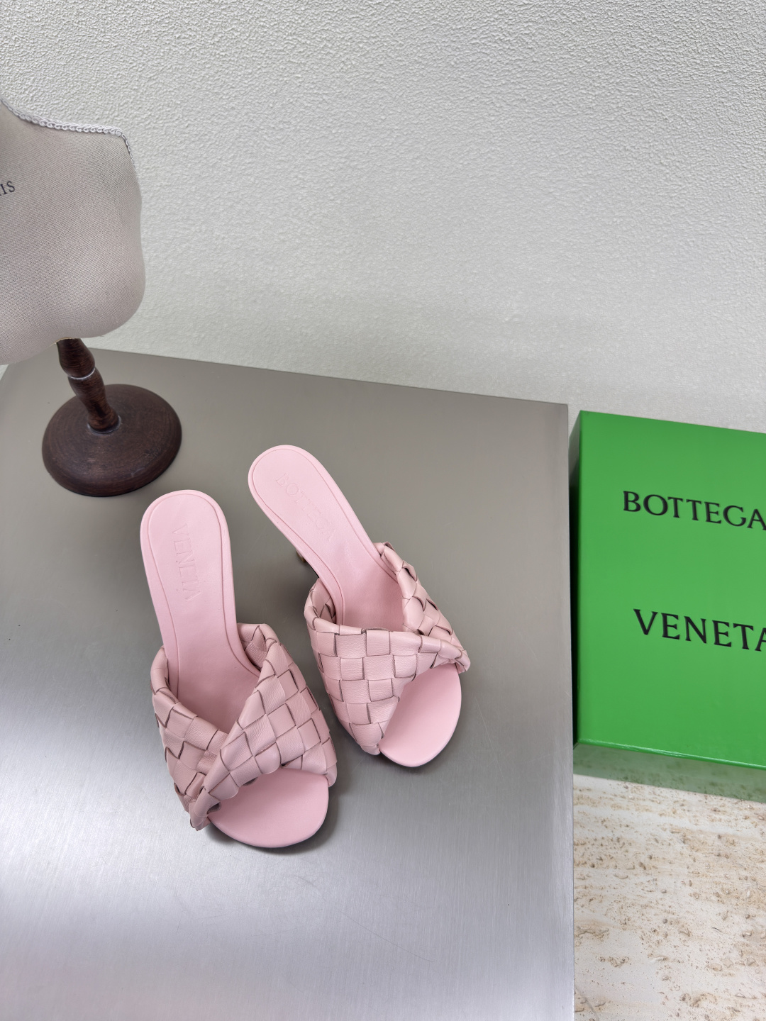 NO:248748,8cm high heel series BV Blink series slippers 15mm level woven single shoes genuine leather hand-woven relief powder knitting This classic model is simply bv latest ceiling, two colors and versatile, simple piece of leather 15mm pull strips, hand-woven, high-end, high-end fabric, high-quality calfskin, footbed sheepskin inner comfortable and high-end, outsole is Italian leather outsole & injection rubber process, light dyeing process, benchmark and matching version, original packaging, shoe bags adopt glue logo process, market top end, hot melt glue toe, heel, easy to rebound and not deform, upper car line is Italian computer needle truck, fine workmanship, original packaging, treat customers sincerely 35 36 37 38 39 40 41 42 43 (40 41  42 43 Customized), high heels slippers, bottega veneta, high heels, slippers, cowhide, sheepskin, Leather soles198609098cm 高跟 系列 BV Blink 系列拖鞋 15 毫米级 编织单鞋 真皮手工编织  浮雕粉 编织 这款经典款 简直bv最新天花板啦 双色彩色百搭  简约一块皮15毫米抽条  手工编织而成 高档舒适 面料选用优质小牛皮 垫脚羊皮内里舒适高端 大底选用意大利真皮大底&注塑橡胶工艺 运用轻染工艺 对标对版 选用原版包装 鞋子布袋采用印胶logo工艺 市场最高端 采用热熔胶定型鞋头 后跟 易回弹不变形  鞋面车线选用意大利电脑针车 做工精细 选用原版包装 真心对待客人 35 36 37 38 39 40 41 42 43 （40 41 42 43 定制）,高跟鞋拖鞋,bottega veneta,high heels,slippers,cowhide,sheepskin,Leather soles,Women's Shoes