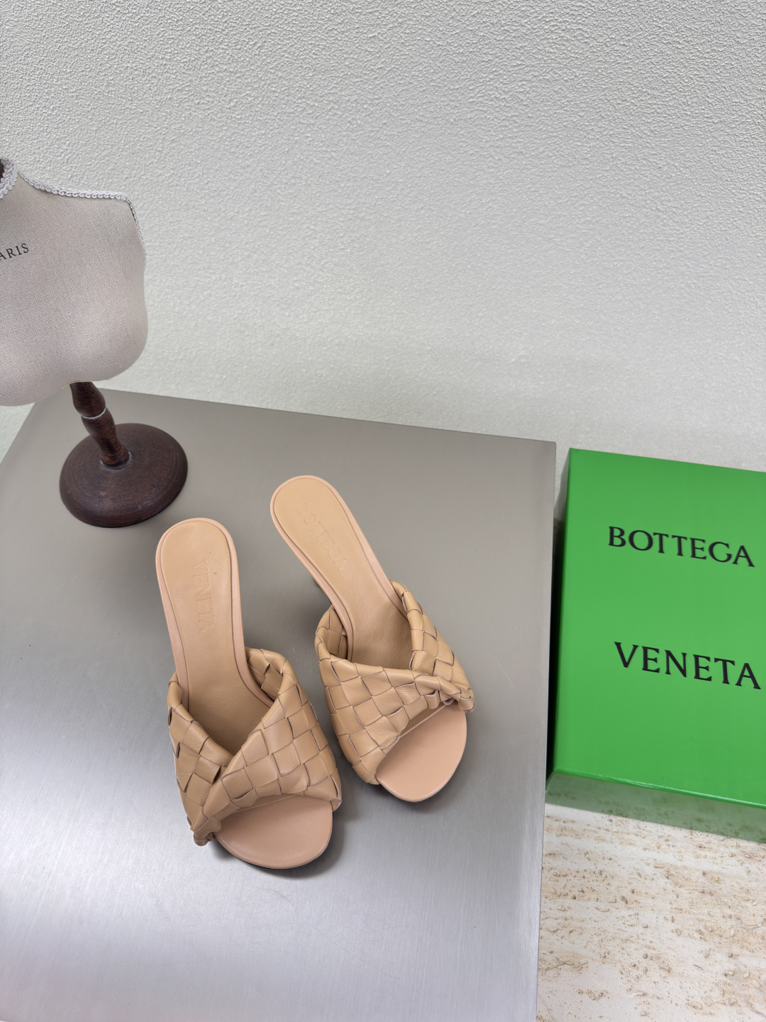 NO:248753,8cm high heel series BV Blink series slippers 15mm level woven single shoes genuine leather hand-woven apricot color knitting This classic model is simply the latest bv ceiling. Two-color color versatile. Simple piece of leather 15mm pull strips. Hand-woven. High-end comfort. High-quality calfskin. Floor-up sheepskin inner comfortable and high-end. The sole is made of Italian leather outsole & injection rubber technology. Light dyeing technology. Benchmarked. The original packaging. The shoe bag uses glue-printing logo technology. The highest end of the market. The toe is made of hot melt glue. The toe is fixed. The heel is easy to rebound and does not deform. The upper line is made of Italian computer needle truck. The workmanship is fine. The original packaging is treated with customers sincerely. 35 36 37 38 39 40 41 42 43 (40 41  42 43 Customized), high heels slippers, bottega veneta, high heels, slippers, cowhide, sheepskin, Leather soles198609098cm 高跟 系列 BV Blink 系列拖鞋 15 毫米级 编织单鞋 真皮手工编织  杏色 编织 这款经典款 简直bv最新天花板啦 双色彩色百搭  简约一块皮15毫米抽条  手工编织而成 高档舒适 面料选用优质小牛皮 垫脚羊皮内里舒适高端 大底选用意大利真皮大底&注塑橡胶工艺 运用轻染工艺 对标对版 选用原版包装 鞋子布袋采用印胶logo工艺 市场最高端 采用热熔胶定型鞋头 后跟 易回弹不变形  鞋面车线选用意大利电脑针车 做工精细 选用原版包装 真心对待客人 35 36 37 38 39 40 41 42 43 （40 41 42 43 定制）,高跟鞋拖鞋,bottega veneta,high heels,slippers,cowhide,sheepskin,Leather soles,Women's Shoes