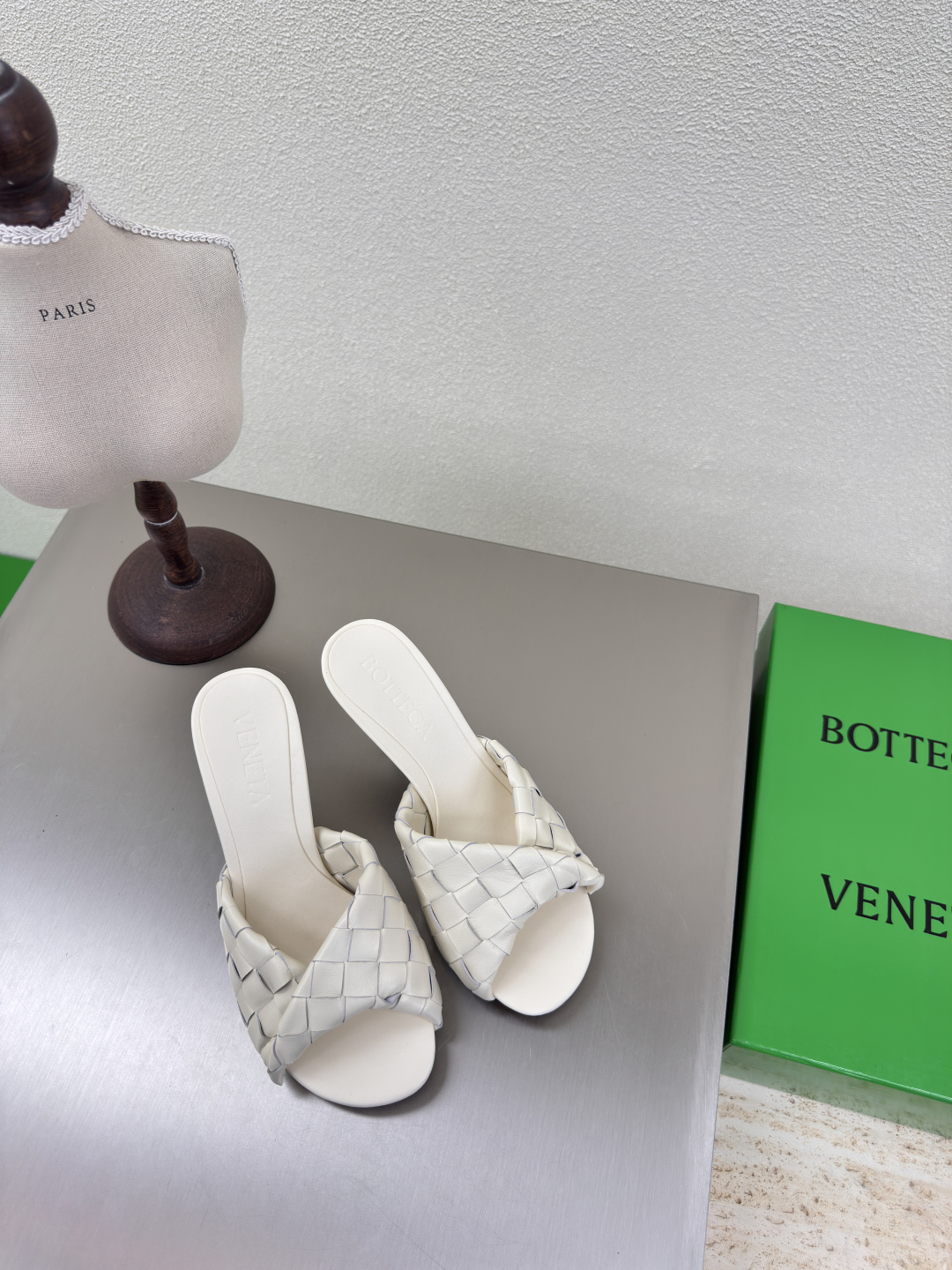 NO:248767,8cm high heel series BV Blink series slippers 15mm level woven single shoes genuine leather hand-woven salt white knitted this classic model is simply bv latest ceiling, two colors versatile, simple piece of leather 15mm pull strips, hand-woven, high-end, high-end fabric, high-quality calfskin, footbed sheepskin inner comfortable and high-end, outsole is Italian leather outsole & injection rubber process, light dyeing process, benchmark and matching version, original packaging, shoe bags adopt glue logo process, market top end, hot melt glue toe, heel, easy to rebound and not deform, upper car line is selected from Italian computer needle truck, fine workmanship, original packaging, treat customers sincerely 35 36 37 38 39 40 41 42 43 （40 41  42 43 Customized), high heels slippers, bottega veneta, high heels, slippers, cowhide, sheepskin, Leather soles198609098cm 高跟 系列 BV Blink 系列拖鞋 15 毫米级 编织单鞋 真皮手工编织  盐白色 编织 这款经典款 简直bv最新天花板啦 双色彩色百搭  简约一块皮15毫米抽条  手工编织而成 高档舒适 面料选用优质小牛皮 垫脚羊皮内里舒适高端 大底选用意大利真皮大底&注塑橡胶工艺 运用轻染工艺 对标对版 选用原版包装 鞋子布袋采用印胶logo工艺 市场最高端 采用热熔胶定型鞋头 后跟 易回弹不变形  鞋面车线选用意大利电脑针车 做工精细 选用原版包装 真心对待客人 35 36 37 38 39 40 41 42 43 （40 41 42 43 定制）,高跟鞋拖鞋,bottega veneta,high heels,slippers,cowhide,sheepskin,Leather soles,Women's Shoes