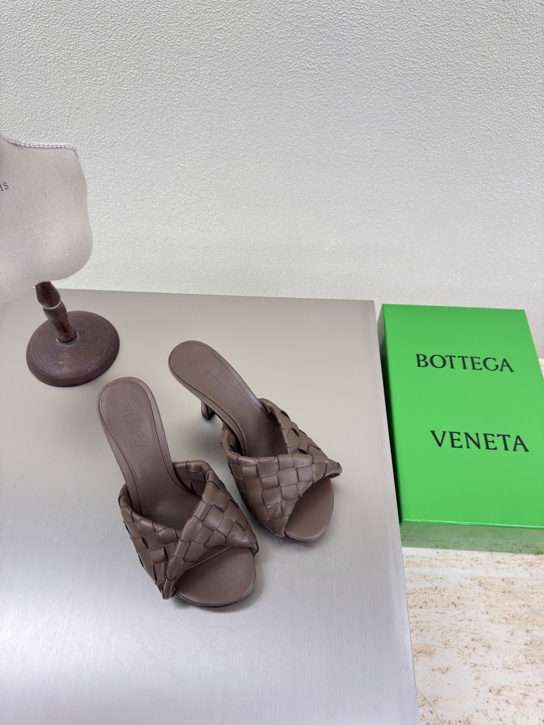 NO:248763,8cm high heel series BV Blink series slippers 15mm level woven single shoes genuine leather hand-woven deep khaki knitting This classic model is simply the latest bv ceiling. Two-color color versatile. Simple piece of leather 15mm pull strips. Hand-woven. High-end comfort. High-quality calfskin. Floor-up sheepskin inner comfortable and high-end. The sole is made of Italian leather outsole & injection rubber technology. Light dyeing technology. Benchmarked. The original packaging. The shoe bag uses glue-printing logo technology. The highest end of the market. The toe is made of hot melt glue. The heel is easy to rebound and does not deform. The upper line is made of Italian computer needle truck. The workmanship is fine. The original packaging is treated with customers sincerely. 35 36 37 38 39 40 41 42 43 (40  41 42 43 Customized), high heels slippers, bottega veneta, high heels, slippers, cowhide, sheepskin, Leather soles198609098cm 高跟 系列 BV Blink 系列拖鞋 15 毫米级 编织单鞋 真皮手工编织  深卡其色 编织 这款经典款 简直bv最新天花板啦 双色彩色百搭  简约一块皮15毫米抽条  手工编织而成 高档舒适 面料选用优质小牛皮 垫脚羊皮内里舒适高端 大底选用意大利真皮大底&注塑橡胶工艺 运用轻染工艺 对标对版 选用原版包装 鞋子布袋采用印胶logo工艺 市场最高端 采用热熔胶定型鞋头 后跟 易回弹不变形  鞋面车线选用意大利电脑针车 做工精细 选用原版包装 真心对待客人 35 36 37 38 39 40 41 42 43 （40 41 42 43 定制）,高跟鞋拖鞋,bottega veneta,high heels,slippers,cowhide,sheepskin,Leather soles,Women's Shoes