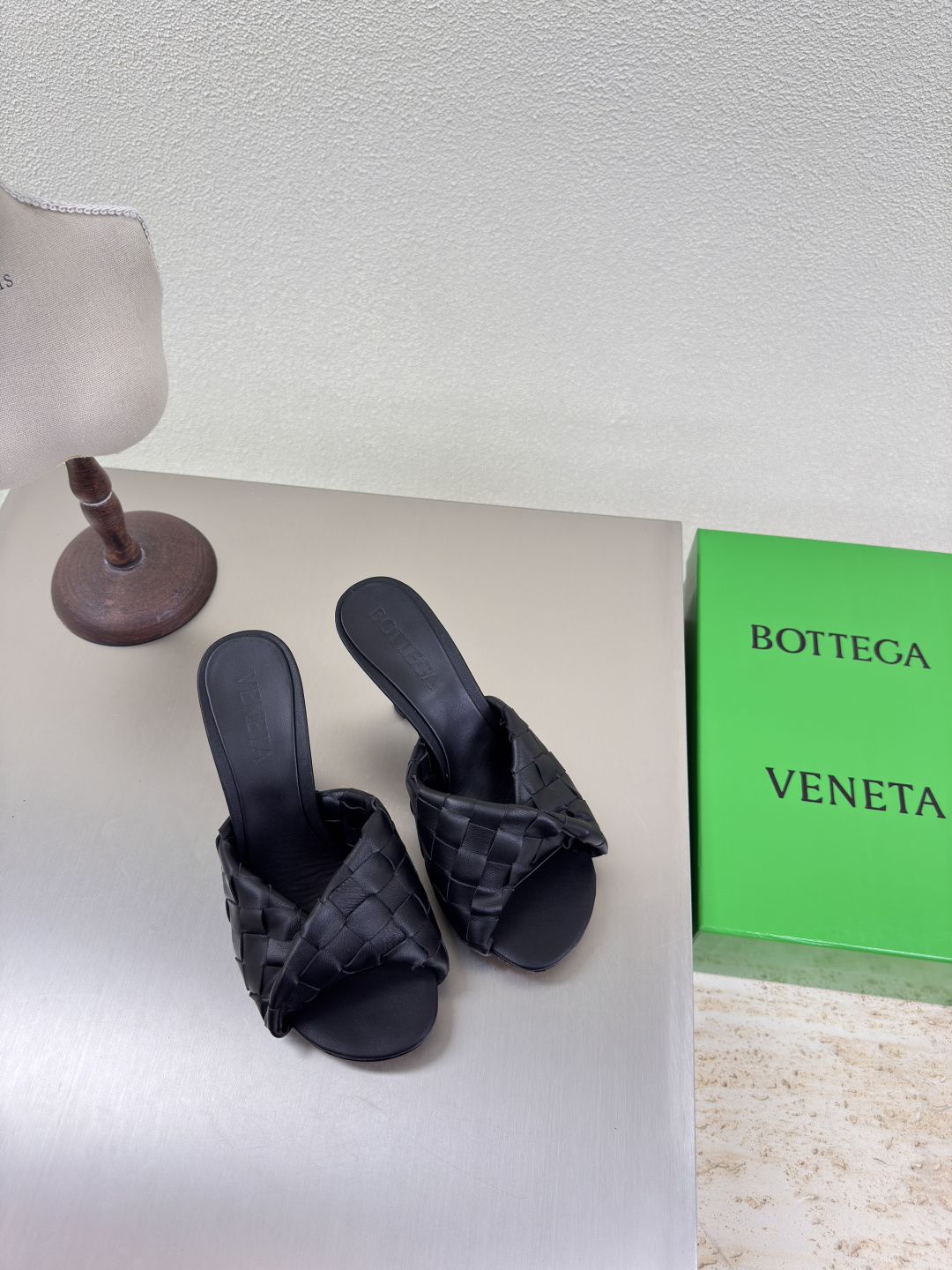 NO:248758,8cm high heel series BV Blink series slippers 15mm level woven single shoes genuine leather hand-woven black knit this classic model is simply the latest bv ceiling. Two-color color versatile. Simple piece of leather 15mm pull strips. Hand-woven. High-end comfort. High-quality calfskin. Floor-up sheepskin inner comfortable and high-end. The sole is made of Italian leather outsole & injection rubber technology. Light dyeing technology. Benchmarked. The original packaging. The shoe bag uses glue logo technology. The highest end of the market. The toe is fixed with hot melt adhesive. The heel is easy to rebound and does not deform. The upper line is made of Italian computer needle truck. The workmanship is fine. The original packaging is treated with customers sincerely. 35 36 37 38 39 40 41 42 43 (40 41  42 43 Customized), high heels slippers, bottega veneta, high heels, slippers, cowhide, sheepskin, Leather soles198609098cm 高跟 系列 BV Blink 系列拖鞋 15 毫米级 编织单鞋 真皮手工编织  黑色 编织 这款经典款 简直bv最新天花板啦 双色彩色百搭  简约一块皮15毫米抽条  手工编织而成 高档舒适 面料选用优质小牛皮 垫脚羊皮内里舒适高端 大底选用意大利真皮大底&注塑橡胶工艺 运用轻染工艺 对标对版 选用原版包装 鞋子布袋采用印胶logo工艺 市场最高端 采用热熔胶定型鞋头 后跟 易回弹不变形  鞋面车线选用意大利电脑针车 做工精细 选用原版包装 真心对待客人 35 36 37 38 39 40 41 42 43 （40 41 42 43 定制）,高跟鞋拖鞋,bottega veneta,high heels,slippers,cowhide,sheepskin,Leather soles,Women's Shoes