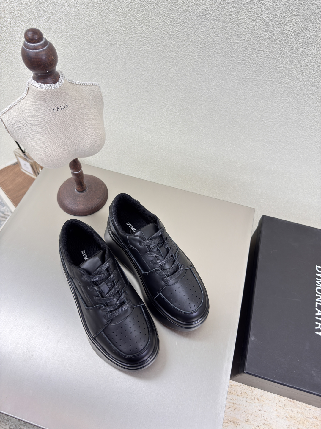 NO:248761,DY National Trend Sponge Cake Thick-soled Skateboard Shoes Series Dym*nlatry National Trend Designer Brand Black National Trend Fashion Unstoppable D N This Thick-soled Sponge Cake is a classic without saying more about shoes from this brand. You can understand it yourself. Very excellent works. Let us show you the artifact of long legs of the young lady. The fabric is made of cowhide. Luxury quality. DN Sports shoes. Metal logo. Long legs. Luxury 35 36 37 38 39 40 (40 customization) Original consistent packaging, casual shoes/sneakers, cowhide19860909DY国潮 松糕厚底滑板鞋 系列 Dym*nlatry   国潮 设计师品牌 黑色  国潮时尚不可阻挡 D N这款 厚底松糕 堪称经典 这个品牌的鞋子不用多说 懂的自懂 非常优秀的作品 让我们展示给大家 小姐姐长腿神器 面料采用牛皮 奢华品质 DN 运动鞋 金属logo 长腿 奢华 35 36 37 38 39 40（40定制） 原版一致包装,休闲鞋/运动鞋,sneakers,cowhide,Women's Shoes