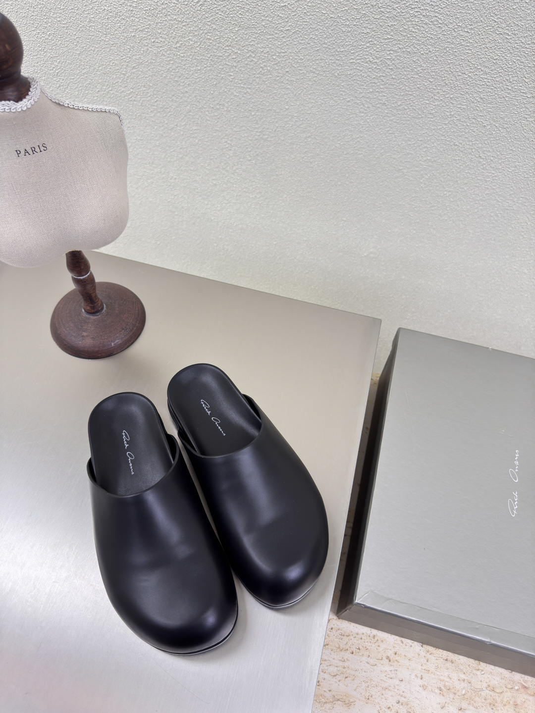 NO:248976,Owens Slippers Rick Owens-24FW Thick Sole RO Series Cowhide Series Black Cowhide Rick Owens The popular model to this day, I know it all. It's really good-looking. Comfortable. Dark series. High-end trend. The most worth buying item in the family. The texture is amazing. The fabric is made of original consistent material. The fabric is top-layer waxed cowhide. Thick-soled motorcycle style. Inner. Cowhide inner. Cowhide inner. Outsole. Consistent TPU material outsole. Women's model. 35 36 37 38 39 40. Configure trendy brand packaging, semi-torque, slippers, cowhide19860909欧文斯 拖鞋 Rick Owens-24FW 厚底 RO 系列 牛皮系列  黑色牛皮 Rick Owens 到至今的大热款 懂得都懂 真的是好看 舒服  暗黑系列 高阶风潮  家族最值得入手的一款单品 质感太绝了 面料选用原版一致材质 面料头层打蜡牛皮 厚底机车风格   内里 牛皮内里 大底 一致TPU材质大底 女款 35 36 37 38 39 40 配置潮牌包装,半拖,slippers,cowhide,Women's Shoes