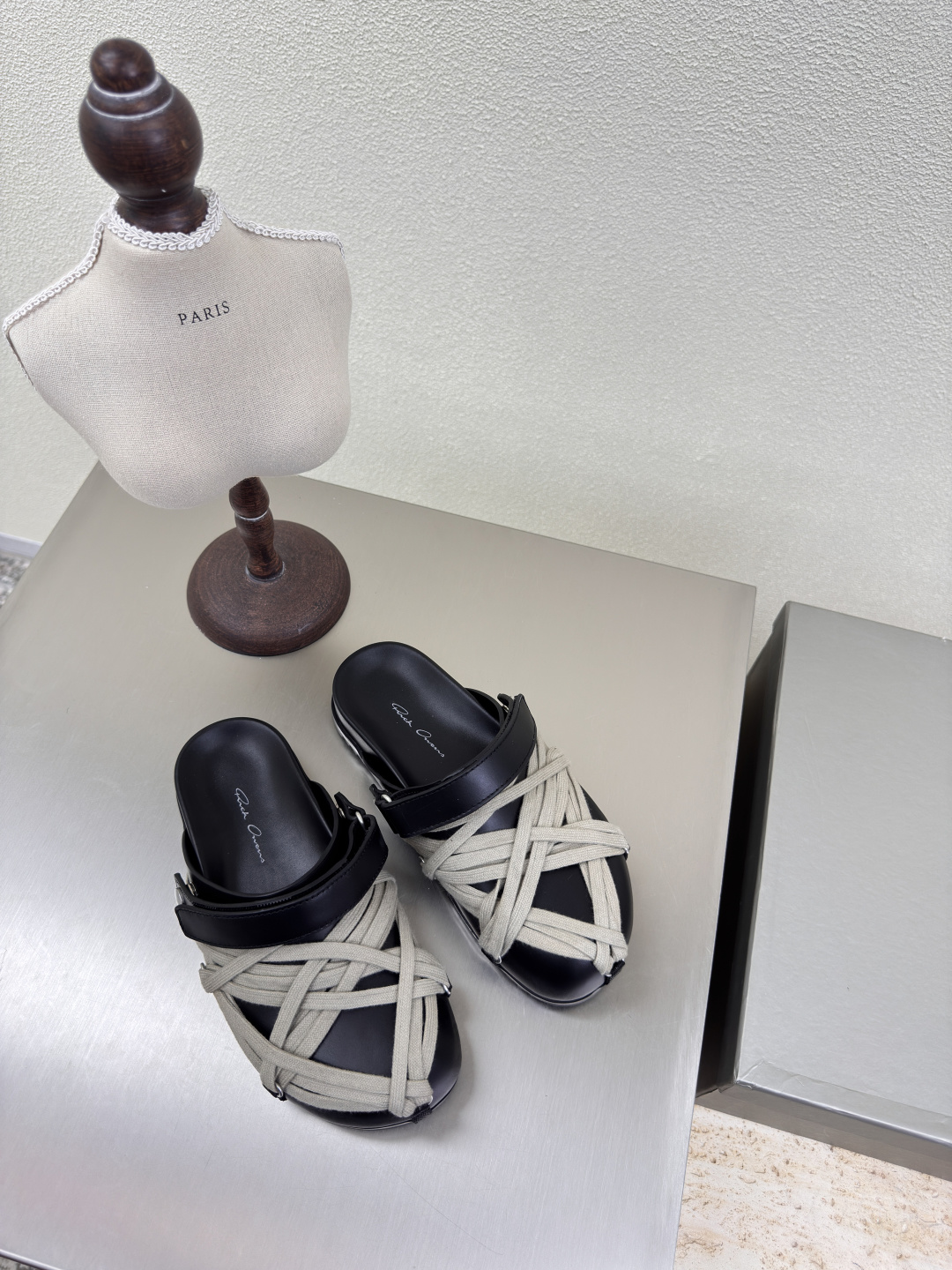 NO:248746,Owens Slippers Rick Owens-24FW Thick Sole RO Series Cowhide Series Black Cowhide Rick Owens The popular model to this day, I know it all. It's really good-looking. Comfortable. Dark series. High-end trend. The most worth buying item in the family. The texture is amazing. The fabric is made of original consistent material. The fabric is top-layer waxed cowhide. Thick-soled motorcycle style. Inner cowhide. Cowhide inner lining. Outsole. Consistent TPU material outsole. Women's model. 35 36 37 38 39 40. Configure trendy brand packaging, semi-torch, slippers, cowhide19860909欧文斯 拖鞋 Rick Owens-24FW 厚底 RO 系列 牛皮系列 黑色牛皮 Rick Owens 到至今的大热款 懂得都懂 真的是好看 舒服  暗黑系列 高阶风潮  家族最值得入手的一款单品 质感太绝了 面料选用原版一致材质 面料头层打蜡牛皮 厚底机车风格   内里 牛皮内里 大底 一致TPU材质大底 女款 35 36 37 38 39 40 配置潮牌包装,半拖,slippers,cowhide,Women's Shoes