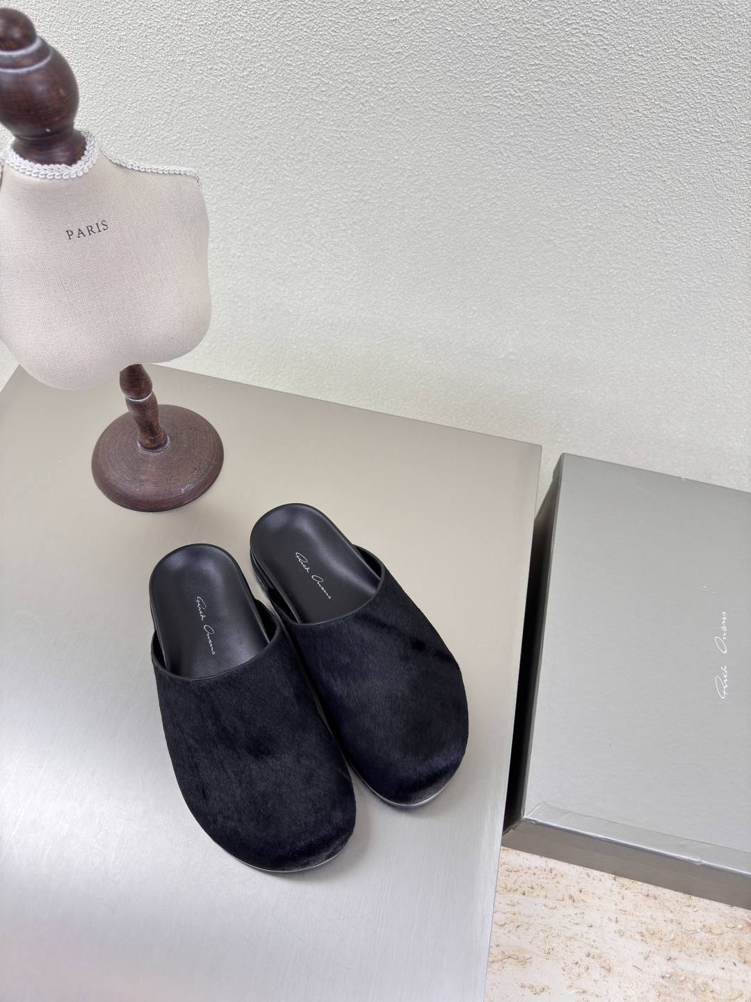 NO:248740,Owens Slippers Rick Owens-24FW Thick Sole RO Series Cowhide Series Black Horse Hair Rick Owens The popular model to this day I know it all. It's really good looking and comfortable. Dark series. High-end trend. The most worth buying item in the family. The texture is amazing. The fabric is made of original consistent material. The fabric is top-layer waxed cowhide. Thick-soled motorcycle style. Inner Cowhide inner cowhide inner lining. Outsole. Consistent TPU material outsole. Women's model. 35 36 37 38 39 40. Configure trendy brand packaging, semi-torch, slippers, cowhide19860909欧文斯 拖鞋 Rick Owens-24FW 厚底 RO 系列 牛皮系列  黑色马毛 Rick Owens 到至今的大热款 懂得都懂 真的是好看 舒服  暗黑系列 高阶风潮  家族最值得入手的一款单品 质感太绝了 面料选用原版一致材质 面料头层打蜡牛皮 厚底机车风格   内里 牛皮内里 大底 一致TPU材质大底 女款 35 36 37 38 39 40 配置潮牌包装,半拖,slippers,cowhide,Women's Shoes
