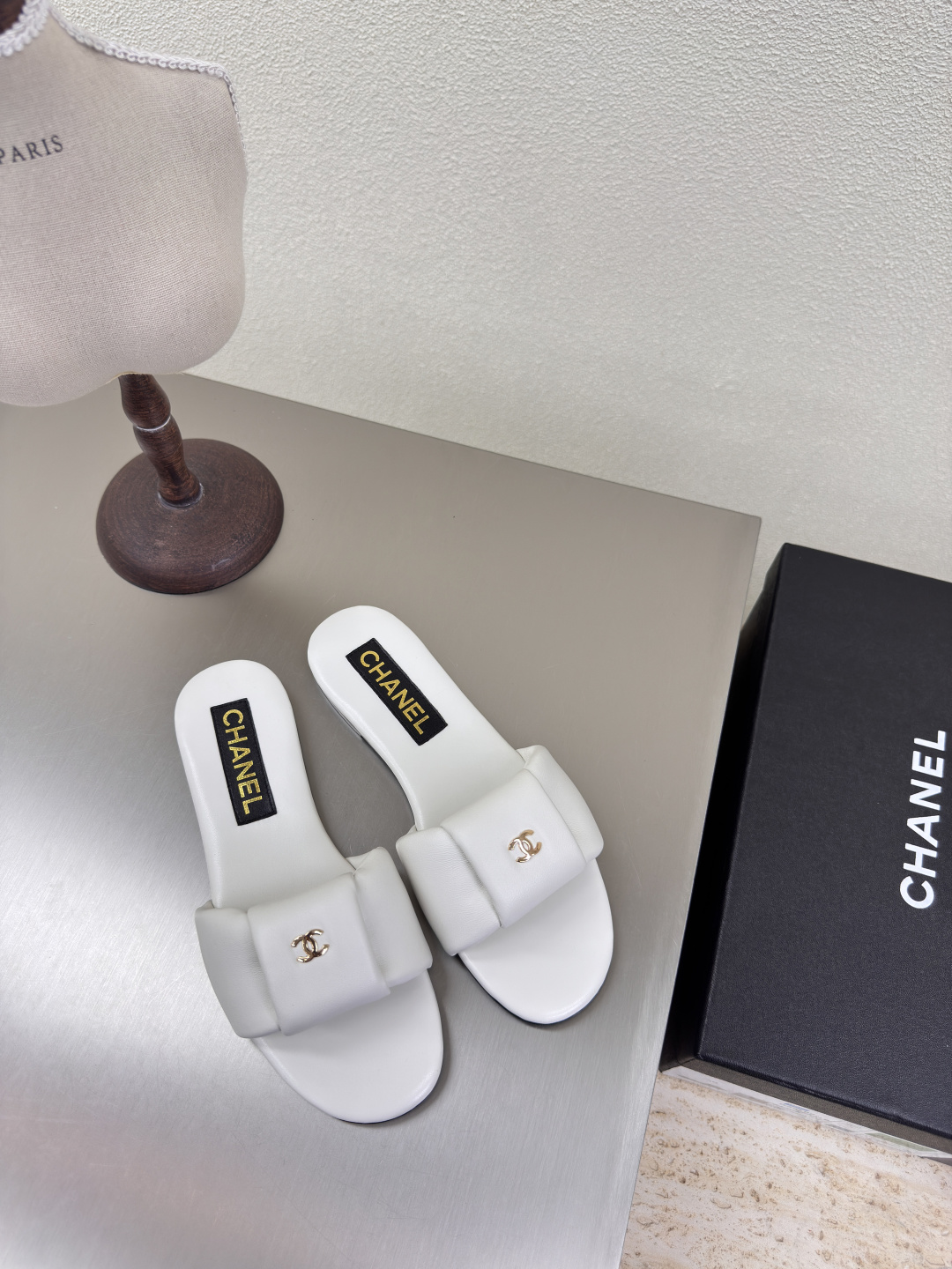 NO:402110,Xiaoxiang Super comfortable Bread Slippers Hardware logo Blessing Comfortable and stylish White Handmade slippers Golden logo Full of texture Classic round toe thick sole design Super comfortable logo clearly visible Elegant Lambskin inner lining The foot pad logo is clear and not tired of feet Printed brand logo Benchmark version Pursuit of quality Outsole Choose Italian leather outsole Full of texture 35 36 37 38 39 40 41 42 (40 41 42 Customized) Matched with original packaging Exquisite ribbon Camellia, slippers, slippers, sheepskin, Leather soles19860909小香 超舒适 面包 拖鞋  五金logo 加持 舒适有范 白色 手工拖鞋 金色logo 质感满满 经典圆头厚底设计 超舒适   logo清晰可见  优雅 内里选用小羊皮内里 垫脚logo清晰  不累脚 钢印品牌logo 对标对版 追求品质 大底选用意大利真皮大底 质感满满  35 36 37 38 39 40 41 42（40 41 42 定制） 搭配原版包装 精致丝带 山茶花,拖鞋,slippers,sheepskin,Leather soles,Women's Shoes