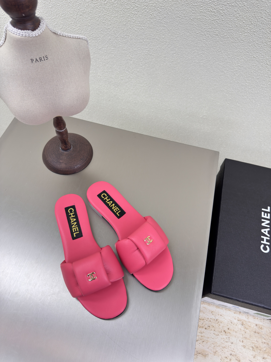 NO:402113,Xiaoxiang Super comfortable Bread Slippers Hardware logo Blessing Comfortable and stylish Rose red Handmade slippers Gold logo Full texture Classic round toe thick sole design Super comfortable logo clearly visible Elegant Lambskin inner lining The foot pad logo is clear and not tired of feet Printed brand logo Benchmark version Pursuit of quality Outsole is Italian leather outsole Full texture 35 36 37 38 39 40 41 42 (40 41 42 Customized) Matched with original packaging Exquisite ribbon Camellia, slippers, slippers, sheepskin, Leather soles19860909小香 超舒适 面包 拖鞋  五金logo 加持 舒适有范 玫红色 手工拖鞋 金色logo 质感满满 经典圆头厚底设计 超舒适   logo清晰可见  优雅 内里选用小羊皮内里 垫脚logo清晰  不累脚 钢印品牌logo 对标对版 追求品质 大底选用意大利真皮大底 质感满满  35 36 37 38 39 40 41 42（40 41 42 定制） 搭配原版包装 精致丝带 山茶花,拖鞋,slippers,sheepskin,Leather soles,Women's Shoes