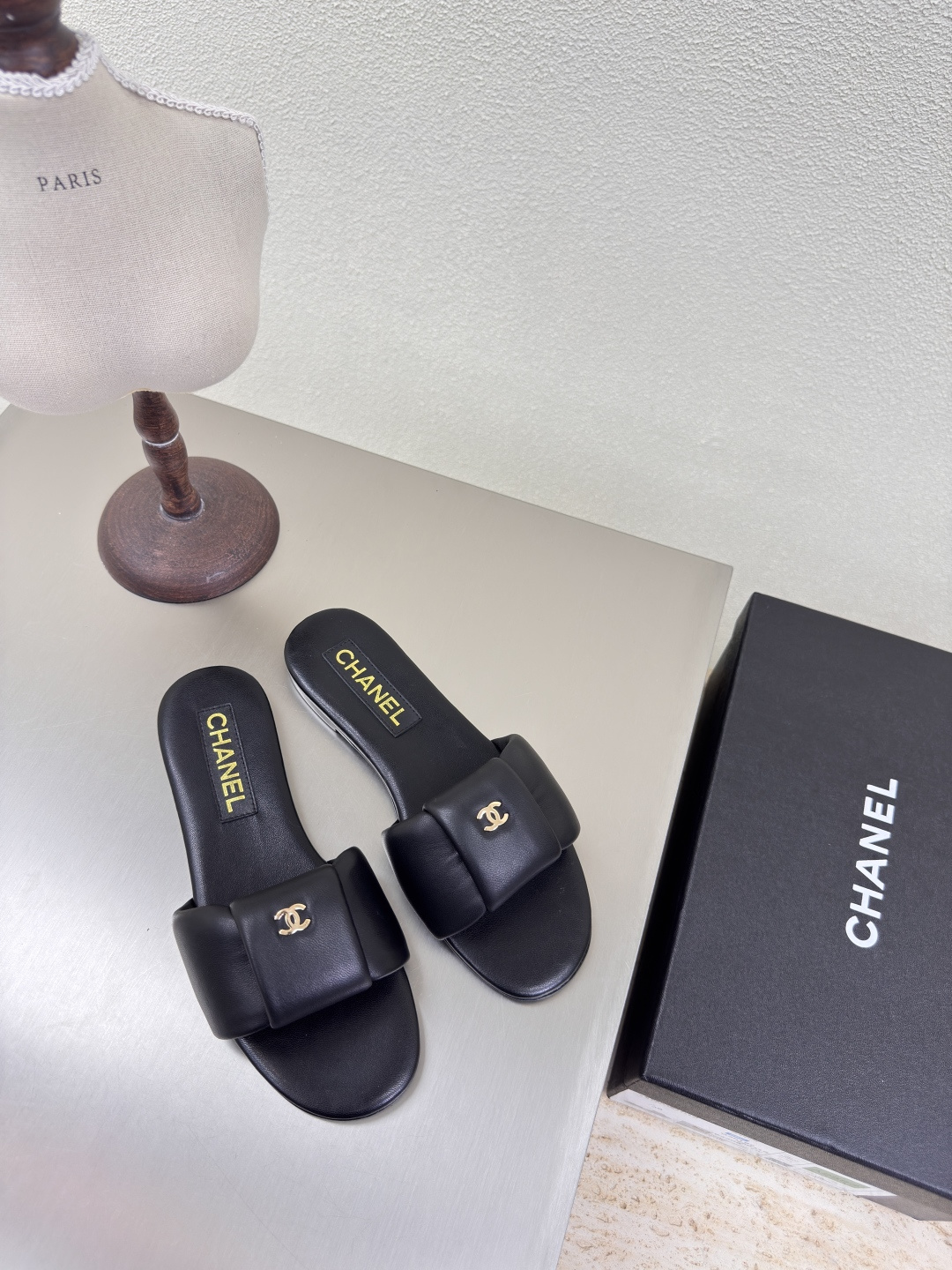 NO:402116,Xiaoxiang Super comfortable Bread Slippers Hardware logo Blessing Comfortable Black Handmade Slippers Gold logo Full of texture Classic round toe thick sole design Super comfortable logo clearly visible Elegant Lambskin inner lining The foot pad logo is clear and not tired of feet Printed brand logo Benchmark version Pursuit of quality Outsole Choose Italian leather outsole Full of texture 35 36 37 38 39 40 41 42 (40 41 42 Customized) Matched with original packaging Exquisite ribbon Camellia, slippers, slippers, sheepskin, Leather soles19860909小香 超舒适 面包 拖鞋  五金logo 加持 舒适有范 黑色 手工拖鞋 金色logo 质感满满 经典圆头厚底设计 超舒适   logo清晰可见  优雅 内里选用小羊皮内里 垫脚logo清晰  不累脚 钢印品牌logo 对标对版 追求品质 大底选用意大利真皮大底 质感满满  35 36 37 38 39 40 41 42（40 41 42 定制） 搭配原版包装 精致丝带 山茶花,拖鞋,slippers,sheepskin,Leather soles,Women's Shoes