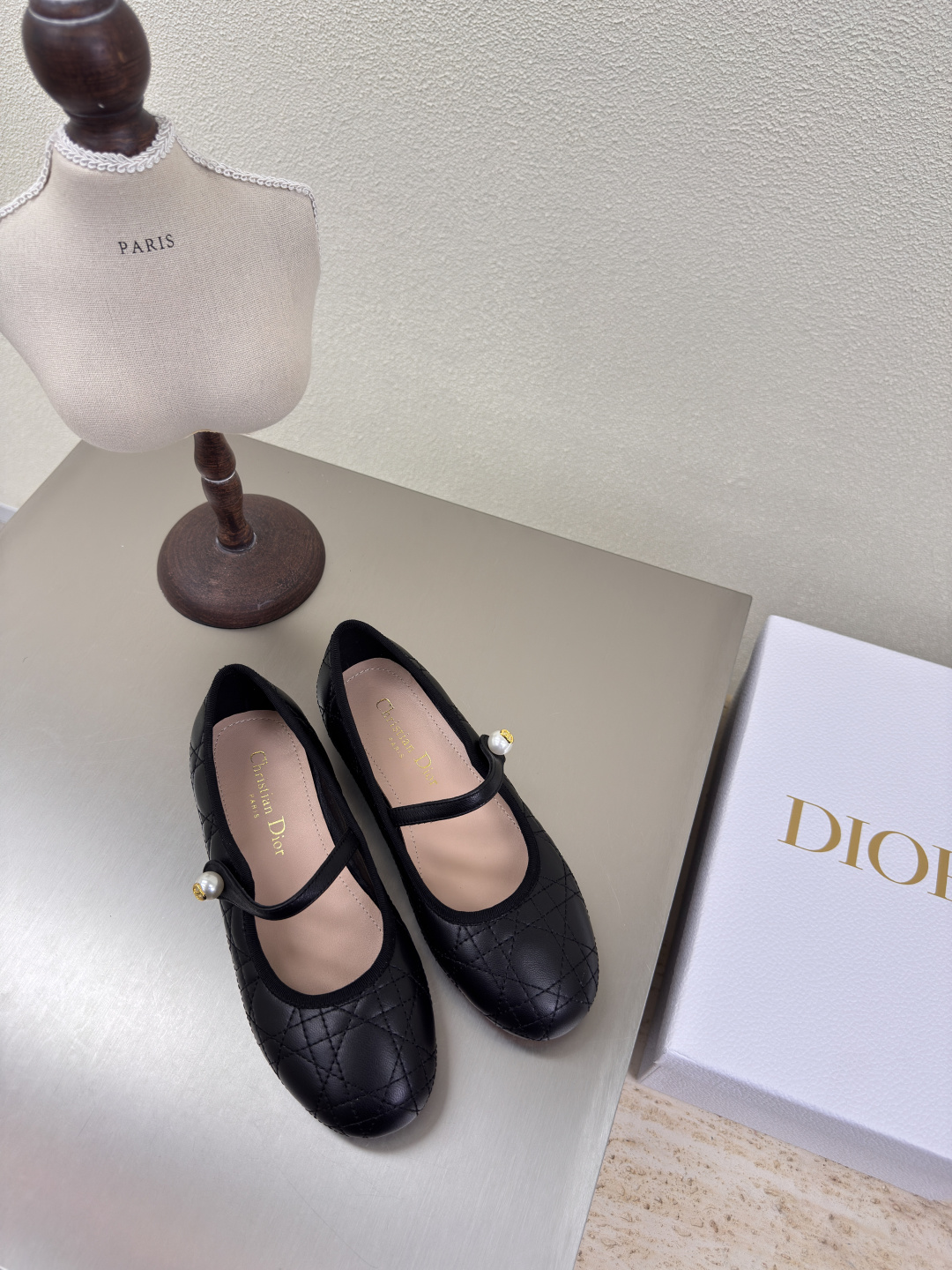 NO:251452,Black Flat Sole Pearl Decoration High-quality logo full of texture, shoe shape upgraded to the ultimate foot feeling, super beauty, an indispensable fashion item this year D-DOLL series classic pearl accessories are fashionable and versatile, full of girlishness, and more joyful. Classic hand-embroidered series genuine leather outsole with brand logo, decoration matched with a little bit of hourly wear. Sheepskin footbed and inner color selection Italian original outsole Gilded Size 34 35 36 37 38 39 40 41 42 (34 40 41 42 Customized Size Count) With original packaging, ballet shoes, sheepskin, Leather soles19860909黑色 平底 珍珠装饰 高品 logo质感满满 鞋型升级到极致脚感 超级美 今年必不可少的时尚单品 D-DOLL系列经典珍珠配饰时髦又百搭,少女感十足 欣喜不止一点点 经典手工刺绣系列  真皮大底印有品牌logo,装饰搭配有一点点小时装.  羊皮垫脚和内里  颜色选择 意大利原版大底 鎏金 码数34 35 36 37 38 39 40 41 42 （34 40 41 42定做码数） 配原版包装,芭蕾舞鞋,sheepskin,Leather soles,Women's Shoes