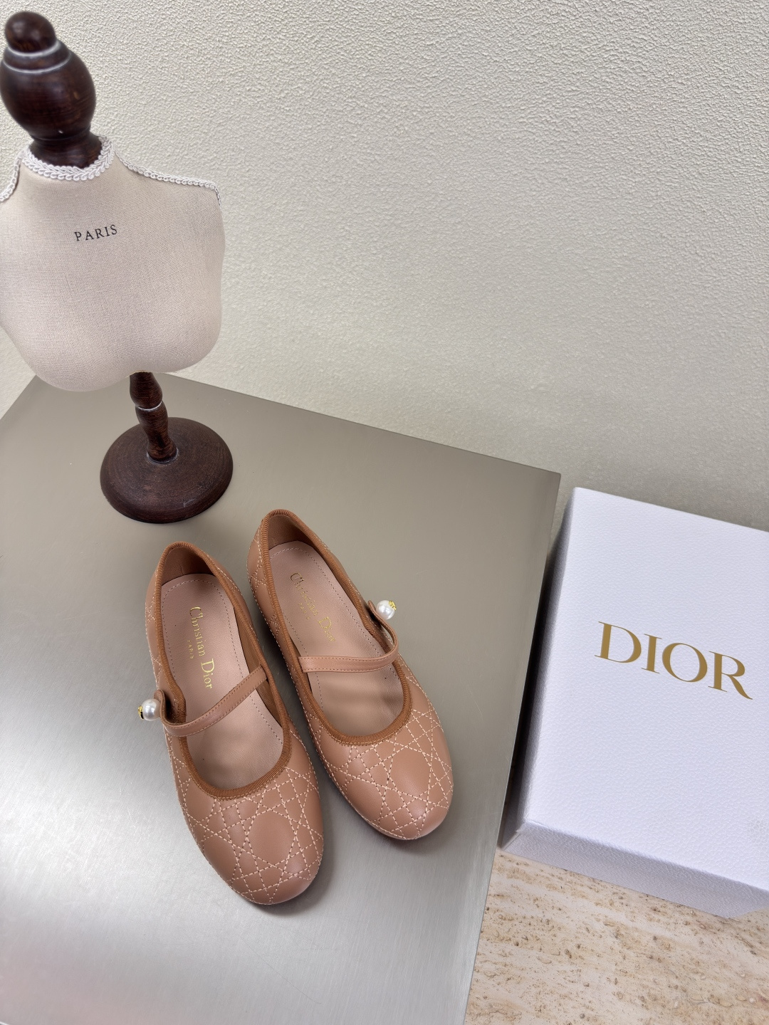 NO:251457,Apricot color flat sole pearl decoration high quality logo texture full of shoe shape upgrade to the ultimate foot feeling super beauty This year's essential fashion items D-DOLL series classic pearl accessories are fashionable and versatile, full of girlishness, and more joyful. Classic hand-embroidered series genuine leather outsole with brand logo printed with a little time outfit. Sheepskin footbed and inner color selection Italian original outsole gilded Size 34 35 36 37 38 39 40 41 42 (34 40 41 42 customized size) with original packaging, ballet shoes, sheepskin, Leather soles19860909杏色 平底 珍珠装饰 高品 logo质感满满 鞋型升级到极致脚感 超级美 今年必不可少的时尚单品 D-DOLL系列经典珍珠配饰时髦又百搭,少女感十足 欣喜不止一点点 经典手工刺绣系列  真皮大底印有品牌logo,装饰搭配有一点点小时装.  羊皮垫脚和内里  颜色选择 意大利原版大底 鎏金 码数34 35 36 37 38 39 40 41 42 （34 40 41 42定做码数） 配原版包装,芭蕾舞鞋,sheepskin,Leather soles,Women's Shoes