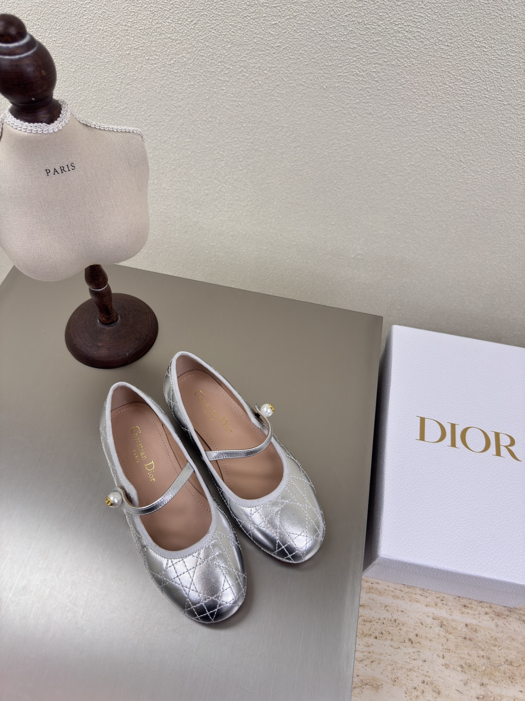 NO:251461,Silver Flat Sole Pearl Decoration High-quality logo full of texture, shoe shape upgraded to the ultimate foot feeling, super beauty, an indispensable fashion item this year D-DOLL series classic pearl accessories are fashionable and versatile, full of girlishness, and more joyful. Classic hand-embroidered series genuine leather outsole with brand logo, and the decoration is a little bit of hourly wear. Sheepskin footbed and inner color selection Italian original outsole Gilded Size 34 35 36 37 38 39 40 41 42 (34 40 41 42 Customized Size ) With original packaging, ballet shoes, sheepskin, Leather soles19860909银色 平底 珍珠装饰 高品 logo质感满满 鞋型升级到极致脚感 超级美 今年必不可少的时尚单品 D-DOLL系列经典珍珠配饰时髦又百搭,少女感十足 欣喜不止一点点 经典手工刺绣系列  真皮大底印有品牌logo,装饰搭配有一点点小时装.  羊皮垫脚和内里  颜色选择 意大利原版大底 鎏金 码数34 35 36 37 38 39 40 41 42 （34 40 41 42定做码数） 配原版包装,芭蕾舞鞋,sheepskin,Leather soles,Women's Shoes