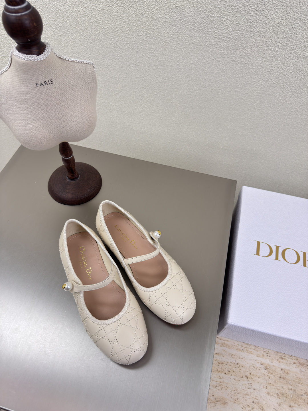 NO:251465,Beige, flat sole, pearl decoration, high quality logo texture, shoe shape upgraded to the ultimate foot feeling, super beauty, indispensable fashion items this year D-DOLL series classic pearl accessories are fashionable and versatile, full of girlishness, and more joyful. Classic hand-embroidered series genuine leather outsole with brand logo, decoration matched with a little bit of hourly wear. Sheepskin footbed and inner color selection Italian original outsole Gilded Size 34 35 36 37 38 39 40 41 42 (34 40 41 42 Customized Size ) With original packaging, ballet shoes, sheepskin, Leather soles19860909米白 平底 珍珠装饰 高品 logo质感满满 鞋型升级到极致脚感 超级美 今年必不可少的时尚单品 D-DOLL系列经典珍珠配饰时髦又百搭,少女感十足 欣喜不止一点点 经典手工刺绣系列  真皮大底印有品牌logo,装饰搭配有一点点小时装.  羊皮垫脚和内里  颜色选择 意大利原版大底 鎏金 码数34 35 36 37 38 39 40 41 42 （34 40 41 42定做码数） 配原版包装,芭蕾舞鞋,sheepskin,Leather soles,Women's Shoes