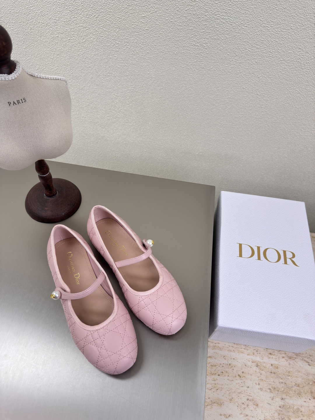 NO:251469,Pink Flat Sole Pearl Decoration High-quality logo full of texture, shoe shape upgraded to the ultimate foot feeling, super beauty, indispensable fashion items this year D-DOLL series classic pearl accessories are fashionable and versatile, full of girlishness, and more joyful. Classic hand-embroidered series genuine leather outsole with brand logo, decoration matched with a little bit of hourly wear. Sheepskin footbed and inner color selection Italian original outsole Gilded Size 34 35 36 37 38 39 40 41 42 (34 40 41 42 Customized Size ) With original packaging, ballet shoes, sheepskin, Leather soles19860909粉色 平底 珍珠装饰 高品 logo质感满满 鞋型升级到极致脚感 超级美 今年必不可少的时尚单品 D-DOLL系列经典珍珠配饰时髦又百搭,少女感十足 欣喜不止一点点 经典手工刺绣系列  真皮大底印有品牌logo,装饰搭配有一点点小时装.  羊皮垫脚和内里  颜色选择 意大利原版大底 鎏金 码数34 35 36 37 38 39 40 41 42 （34 40 41 42定做码数） 配原版包装,芭蕾舞鞋,sheepskin,Leather soles,Women's Shoes