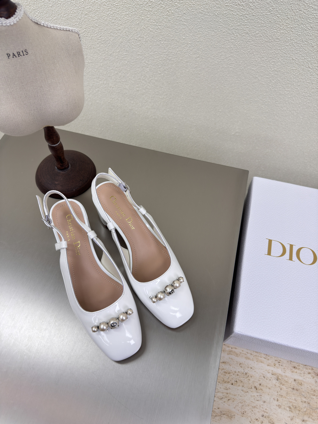 NO:251450,Medium heel, space, pearl decoration, high quality, white, full of texture, shoe shape upgraded to the ultimate foot feeling, super beautiful, indispensable fashion items this year, D-DOLL series classic pearl accessories are fashionable and versatile, full of girlishness, more than a little joy, classic hand-embroidered series, genuine leather outsole is printed with brand logo, decoration is a little bit of hourly wear. Sheepskin footbed and inner color selection Italian original outsole, gilded Size 34 35 36 37 38 39 40 41 42 (34 40 41 42 customized size) With original packaging, sandals, sandals, sheepskin, Leather soles19860909中跟 后空 珍珠装饰 高品 白色 logo质感满满 鞋型升级到极致脚感 超级美 今年必不可少的时尚单品 D-DOLL系列经典珍珠配饰时髦又百搭,少女感十足 欣喜不止一点点 经典手工刺绣系列  真皮大底印有品牌logo,装饰搭配有一点点小时装.  羊皮垫脚和内里  颜色选择 意大利原版大底 鎏金 码数34 35 36 37 38 39 40 41 42 （34 40 41 42定做码数） 配原版包装,凉鞋,sandals,sheepskin,Leather soles,Women's Shoes