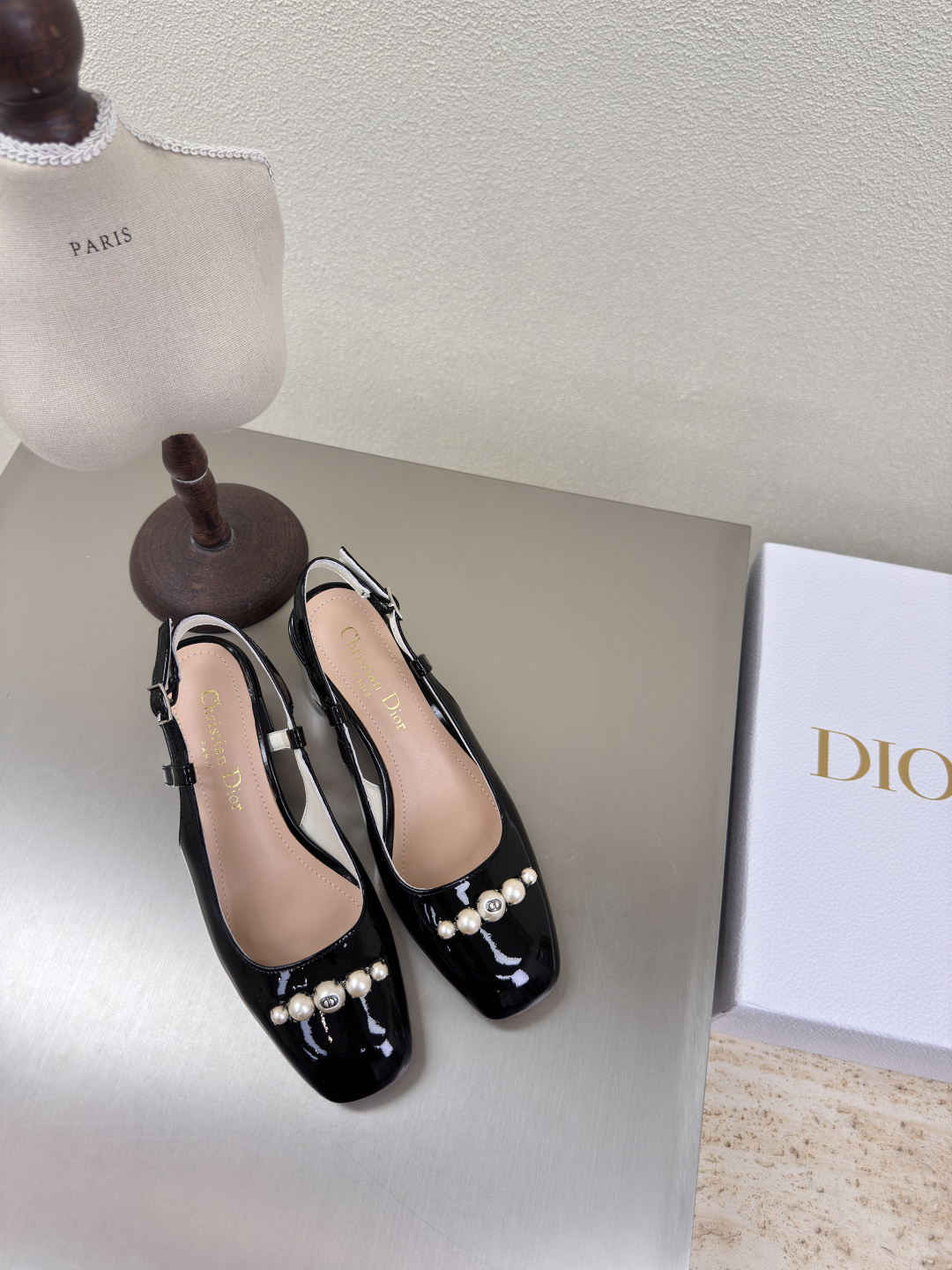 NO:251439,Medium heel, back space, pearl decoration, high quality, black logo full of texture, shoe shape upgraded to the ultimate foot feeling, super beauty, indispensable fashion items this year, D-DOLL series classic pearl accessories are fashionable and versatile, full of girlishness, more than a little joy, classic hand-embroidered series, genuine leather outsole is printed with brand logo, decoration is a little bit of hourly wear. Sheepskin footbed and inner color selection Italian original outsole, gilded size 34 35 36 37 38 39 40 41 42 (34 40 41 42 customized size) with original packaging, sandals, sandals, sheepskin, Leather soles19860909中跟 后空 珍珠装饰 高品 黑色 logo质感满满 鞋型升级到极致脚感 超级美 今年必不可少的时尚单品 D-DOLL系列经典珍珠配饰时髦又百搭,少女感十足 欣喜不止一点点 经典手工刺绣系列  真皮大底印有品牌logo,装饰搭配有一点点小时装.  羊皮垫脚和内里  颜色选择 意大利原版大底 鎏金 码数34 35 36 37 38 39 40 41 42 （34 40 41 42定做码数） 配原版包装,凉鞋,sandals,sheepskin,Leather soles,Women's Shoes