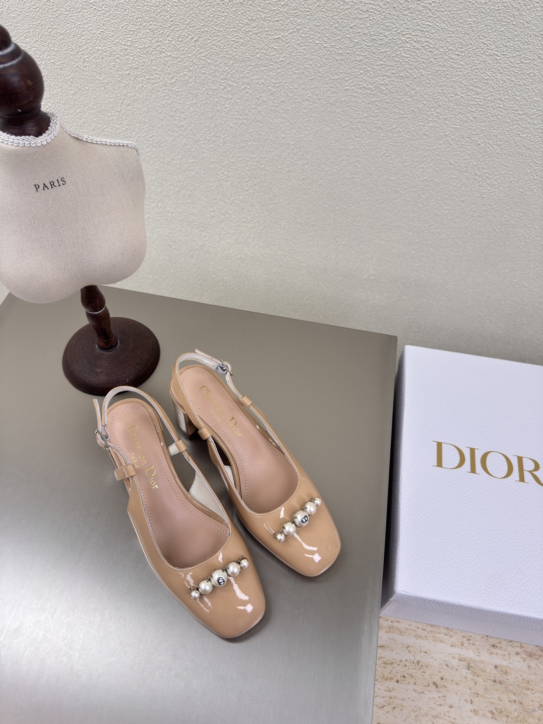 NO:251445,Medium heel, back space, pearl decoration, high quality, apricot color, full of texture, shoe shape upgraded to the ultimate foot feeling, super beauty, indispensable fashion items this year, D-DOLL series classic pearl accessories are fashionable and versatile, full of girlishness, more than a little joy, classic hand-embroidered series, genuine leather outsole is printed with brand logo, decoration is a little bit of hourly wear. Sheepskin footbed and inner color selection Italian original outsole, gilded Size 34 35 36 37 38 39 40 41 42 (34 40 41 42 customized size) With original packaging, sandals, sandals, sheepskin, Leather soles19860909中跟 后空 珍珠装饰 高品 杏色 logo质感满满 鞋型升级到极致脚感 超级美 今年必不可少的时尚单品 D-DOLL系列经典珍珠配饰时髦又百搭,少女感十足 欣喜不止一点点 经典手工刺绣系列  真皮大底印有品牌logo,装饰搭配有一点点小时装.  羊皮垫脚和内里  颜色选择 意大利原版大底 鎏金 码数34 35 36 37 38 39 40 41 42 （34 40 41 42定做码数） 配原版包装,凉鞋,sandals,sheepskin,Leather soles,Women's Shoes