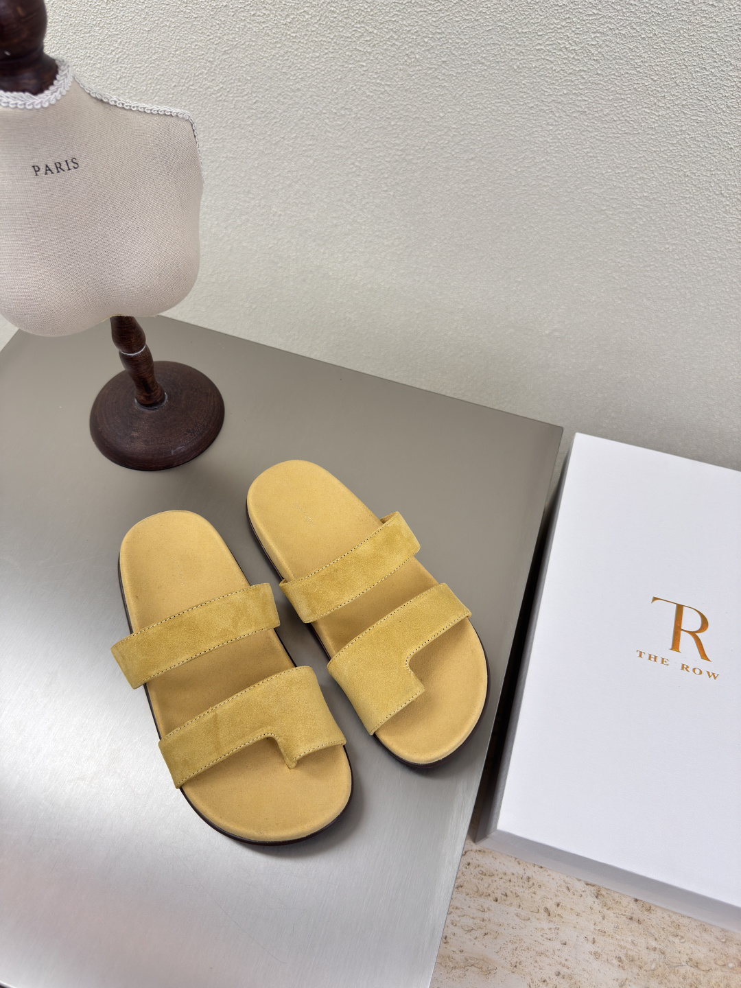 NO:251484,Lemon yellow Gaomering beef reverse velvet leather Toe slippers Exquisite minimalist style The Row Classic Handmade High-version Khaki Original Gaomering beef reverse velvet leather Original craftsmanship Same model Full of fashion sense Comfortable inner foot Outsole Original rubber molded outsole Craftsmanship Multi-color optional Matching No pressure Number 35 36 37 38 39 40 (40 customized) With original packaging, split-toe shoes, slippers19860909柠檬黄 高丝光牛反绒皮 套趾拖鞋 精致做 极简风  The Row 经典 手工制作 高版本入 卡其色 原版 高丝光牛反绒皮   原生态 工艺 对版 明星同款 时尚感满满   内里脚感舒适 大底 原版橡胶成型大底 工艺  多色可选 搭配无压力  码数35 36 37 38 39 40（40 定制）  配原版包装,分趾鞋,slippers,Women's Shoes