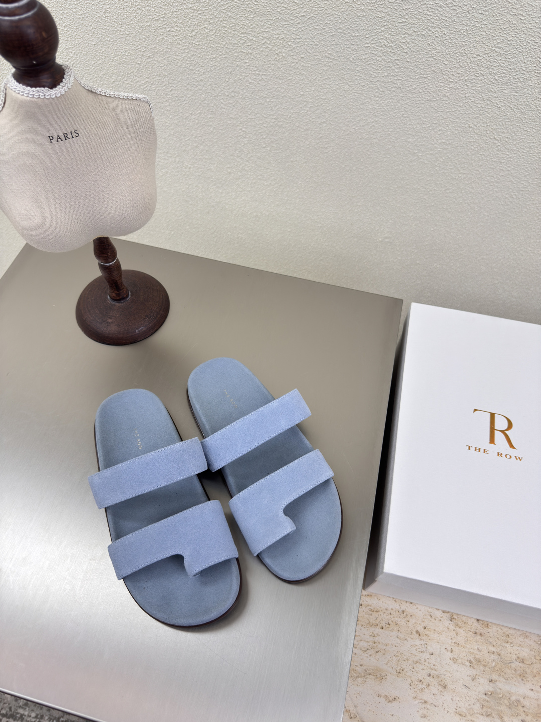 NO:251481,Blue High Mercury beef reverse velvet leather Toe slippers Exquisite minimalist style The Row Classic Handmade High-version Khaki Original High Mercury beef reverse velvet leather Original craftsmanship Comparison version Celebrity Same style Full of fashion Feeling comfortable inner foot Outsole Original rubber molded outsole Craft Multi-color optional Matching No pressure Number 35 36 37 38 39 40 (40 customized) With original packaging, split-toe shoes, slippers19860909蓝色 高丝光牛反绒皮 套趾拖鞋 精致做 极简风  The Row 经典 手工制作 高版本入 卡其色 原版 高丝光牛反绒皮   原生态 工艺 对版 明星同款 时尚感满满   内里脚感舒适 大底 原版橡胶成型大底 工艺  多色可选 搭配无压力  码数35 36 37 38 39 40（40 定制）  配原版包装,分趾鞋,slippers,Women's Shoes