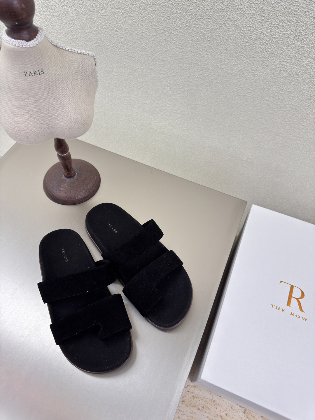 NO:251473,Black High Mercury beef reverse velvet leather Toe slippers Exquisite minimalist style The Row Classic Handmade High-version Khaki Original High Mercury beef reverse velvet leather Original craftsmanship Comparison version Celebrity Same style Full of fashion Feeling comfortable inner foot Outsole Original rubber molded outsole Craft Multi-color optional Matching No pressure Number 35 36 37 38 39 40 (40 customized) With original packaging, split-toe shoes, slippers19860909黑色 高丝光牛反绒皮 套趾拖鞋 精致做 极简风  The Row 经典 手工制作 高版本入 卡其色 原版 高丝光牛反绒皮   原生态 工艺 对版 明星同款 时尚感满满   内里脚感舒适 大底 原版橡胶成型大底 工艺  多色可选 搭配无压力  码数35 36 37 38 39 40（40 定制）  配原版包装,分趾鞋,slippers,Women's Shoes