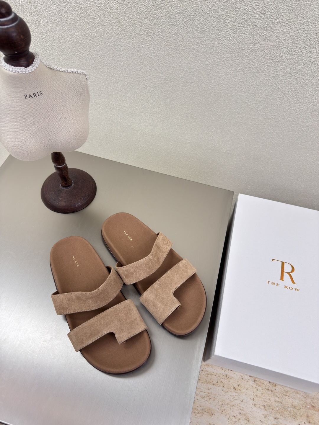 NO:251477,Apricot color high mercerized beef reverse velvet leather Toe cover slippers Exquisite minimalist style The Row Classic Handmade High-version Khaki Original High mercerized beef reverse velvet leather Original craftsmanship Same model Full of fashion sense Comfortable inner foot Outsole Original rubber molded outsole Craftsmanship Multi-color optional Matching No pressure Size 35 36 37 38 39 40 (40 customized) With original packaging, split-toe shoes, slippers19860909杏色高丝光牛反绒皮 套趾拖鞋 精致做 极简风  The Row 经典 手工制作 高版本入 卡其色 原版 高丝光牛反绒皮   原生态 工艺 对版 明星同款 时尚感满满   内里脚感舒适 大底 原版橡胶成型大底 工艺  多色可选 搭配无压力  码数35 36 37 38 39 40（40 定制）  配原版包装,分趾鞋,slippers,Women's Shoes