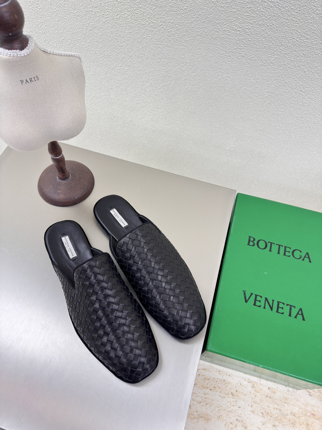 NO:251475,BV 7mm Slippers Leather Hand-woven BV Knot Series Women's Model Men's Model Black Wear This classic model is the latest bv ceiling. Two-color color versatile. Simple piece of leather 10mm strips. Hand-woven. High-end comfort. High-quality calfskin. Floor-up sheepskin inner comfortable and high-end. The sole is made of Italian leather outsole & injection rubber technology. Light dyeing technology. Benchmarked. The original packaging. The shoe bag uses glue-printing logo technology. The highest end of the market. The toe is made of hot melt glue. The toe is fixed. The heel is easy to rebound and does not deform. The upper line is made of Italian computer needle truck. The workmanship is fine. The original packaging is used. Three-in-one box. Treat customers sincerely. Women's model 34 35 36 37 38 39 40 Men's model 38 39 40  41 42 43 44 45 (female 34 40 customized male 38 45 customized), semi-drag, bottega veneta, slippers, cowhide, sheepskin, Leather soles19860909BV 7毫米级 拖鞋 真皮手工编织 BV Knot系列 女款 男款 黑色编织 这款经典款 简直bv最新天花板啦 双色彩色百搭  简约一块皮10毫米抽条  手工编织而成 高档舒适 面料选用优质小牛皮 垫脚羊皮内里舒适高端 大底选用意大利真皮大底&注塑橡胶工艺 运用轻染工艺 对标对版 选用原版包装 鞋子布袋采用印胶logo工艺 市场最高端 采用热熔胶定型鞋头 后跟 易回弹不变形  鞋面车线选用意大利电脑针车 做工精细 选用原版包装 三合一盒子 真心对待客人 女款 34 35 36 37 38 39 40  男款 38 39 40 41 42 43 44 45（女34 40 定制 男38 45定制）,半拖,bottega veneta,slippers,cowhide,sheepskin,Leather soles,Women's Shoes