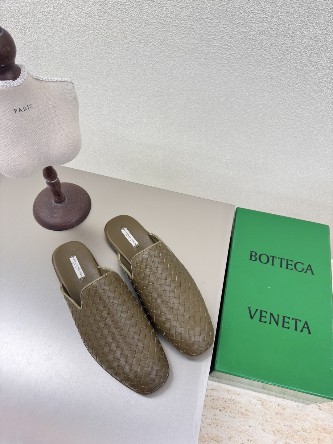 NO:251479,BV 7mm Slippers Leather Hand-woven BV Knot Series Women's Model Men's Model Olive Green Wear This classic model is simply the latest BV ceiling. Two-color, versatile, simple piece of leather 10mm strips, hand-woven, high-end, comfortable, high-quality calfskin, footbed sheepskin inner comfortable and high-end, the sole is Italian leather outsole & injection rubber process, light dyeing process, benchmark and matching version, original packaging, shoe bags are printed with glue logo process, the highest end, the market is hot melt glue is used to shape the toe, the heel is easy to rebound and not deform, the upper line is selected from Italian computer needle truck, fine workmanship, original packaging, three-in-one box, treat customers sincerely, women's model 34 35 36 37 38 39 40 Men's Model 38 39  40 41 42 43 44 45 (female 34 40 customization Male 38 45 customization), semi-drag, bottega veneta, slippers, cowhide, sheepskin, Leather soles19860909BV 7毫米级 拖鞋 真皮手工编织 BV Knot系列 女款 男款 橄榄绿 编织 这款经典款 简直bv最新天花板啦 双色彩色百搭  简约一块皮10毫米抽条  手工编织而成 高档舒适 面料选用优质小牛皮 垫脚羊皮内里舒适高端 大底选用意大利真皮大底&注塑橡胶工艺 运用轻染工艺 对标对版 选用原版包装 鞋子布袋采用印胶logo工艺 市场最高端 采用热熔胶定型鞋头 后跟 易回弹不变形  鞋面车线选用意大利电脑针车 做工精细 选用原版包装 三合一盒子 真心对待客人 女款 34 35 36 37 38 39 40  男款 38 39 40 41 42 43 44 45（女34 40 定制 男38 45定制）,半拖,bottega veneta,slippers,cowhide,sheepskin,Leather soles,Women's Shoes