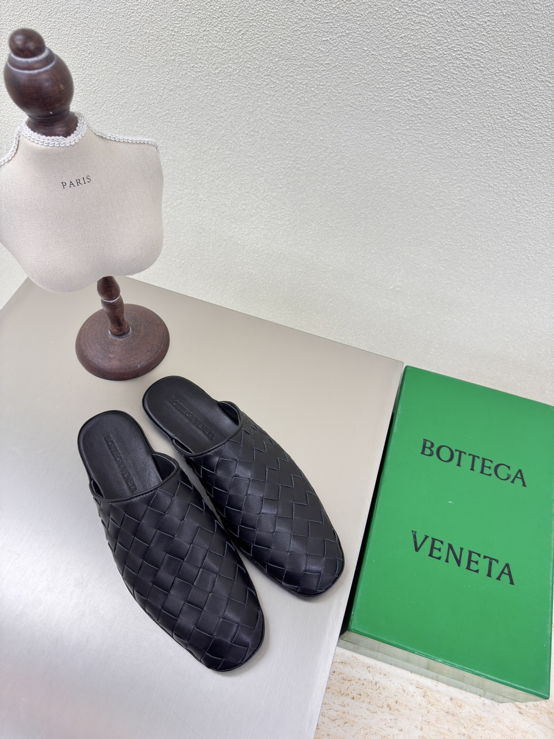 NO:251483,BV 15mm grade Simple slippers Genuine leather hand-woven BV Knot series Women's model Men's model Black weaving This classic model is simply the latest bv ceiling. Two-color color versatile. Simple one piece of leather 10mm strips. Hand-woven. High-end comfort. High-quality calfskin. Foot-cushion sheepskin inner comfortable and high-end. Outsole is made of Italian leather outsole & injection rubber technology. Light dyeing technology. Benchmark the version. Original packaging. Shoe bags are printed with glue logo technology. The highest end of the market. Hot melt glue is used to shape the toe. Heel is easy to rebound and does not deform. The upper car line is made of Italian computer needle truck. Fine workmanship. Original packaging. Three-in-one box. Treat customers sincerely. Women's model 34 35 36 37 38 39 40 Men's model 38 39  40 41 42 43 44 45 (female 34 40 customization Male 38 45 customization), semi-drag, bottega veneta, slippers, cowhide, sheepskin, Leather soles19860909BV 15 毫米级 简约拖鞋 真皮手工编织 BV Knot系列 女款 男款 黑色编织 这款经典款 简直bv最新天花板啦 双色彩色百搭  简约一块皮10毫米抽条  手工编织而成 高档舒适 面料选用优质小牛皮 垫脚羊皮内里舒适高端 大底选用意大利真皮大底&注塑橡胶工艺 运用轻染工艺 对标对版 选用原版包装 鞋子布袋采用印胶logo工艺 市场最高端 采用热熔胶定型鞋头 后跟 易回弹不变形  鞋面车线选用意大利电脑针车 做工精细 选用原版包装 三合一盒子 真心对待客人 女款 34 35 36 37 38 39 40  男款 38 39 40 41 42 43 44 45（女34 40 定制 男38 45定制）,半拖,bottega veneta,slippers,cowhide,sheepskin,Leather soles,Women's Shoes