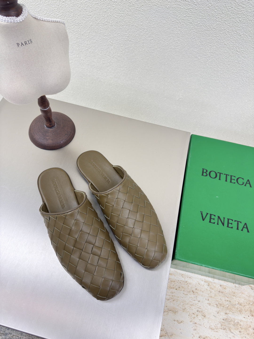 NO:251487,BV 15mm Slippers Leather Hand-woven BV Knot Series Women's Model Men's Model Olive Green Wear This classic model is simply the latest BV ceiling. Two-color, versatile, simple piece of leather 10mm strips, hand-woven, high-end, high-end fabric, high-quality calfskin, footbed sheepskin inner comfortable and high-end, outsole is Italian leather outsole & injection rubber process, light dyeing process, benchmark and matching version, original packaging, shoe bags are made of glue-printing logo technology, market top end, hot melt glue is used to set the toe, heel is easy to rebound and not deform, upper car line is selected from Italian computer needle truck, fine workmanship, original packaging, three-in-one box, treat customers sincerely, women's model 34 35 36 37 38 39 40 Men's Model 38 39  40 41 42 43 44 45 (female 34 40 customization Male 38 45 customization), semi-drag, bottega veneta, slippers, cowhide, sheepskin, Leather soles19860909BV 15 毫米级 拖鞋 真皮手工编织 BV Knot系列 女款 男款 橄榄绿编织 这款经典款 简直bv最新天花板啦 双色彩色百搭  简约一块皮10毫米抽条  手工编织而成 高档舒适 面料选用优质小牛皮 垫脚羊皮内里舒适高端 大底选用意大利真皮大底&注塑橡胶工艺 运用轻染工艺 对标对版 选用原版包装 鞋子布袋采用印胶logo工艺 市场最高端 采用热熔胶定型鞋头 后跟 易回弹不变形  鞋面车线选用意大利电脑针车 做工精细 选用原版包装 三合一盒子 真心对待客人 女款 34 35 36 37 38 39 40  男款 38 39 40 41 42 43 44 45（女34 40 定制 男38 45定制）,半拖,bottega veneta,slippers,cowhide,sheepskin,Leather soles,Women's Shoes